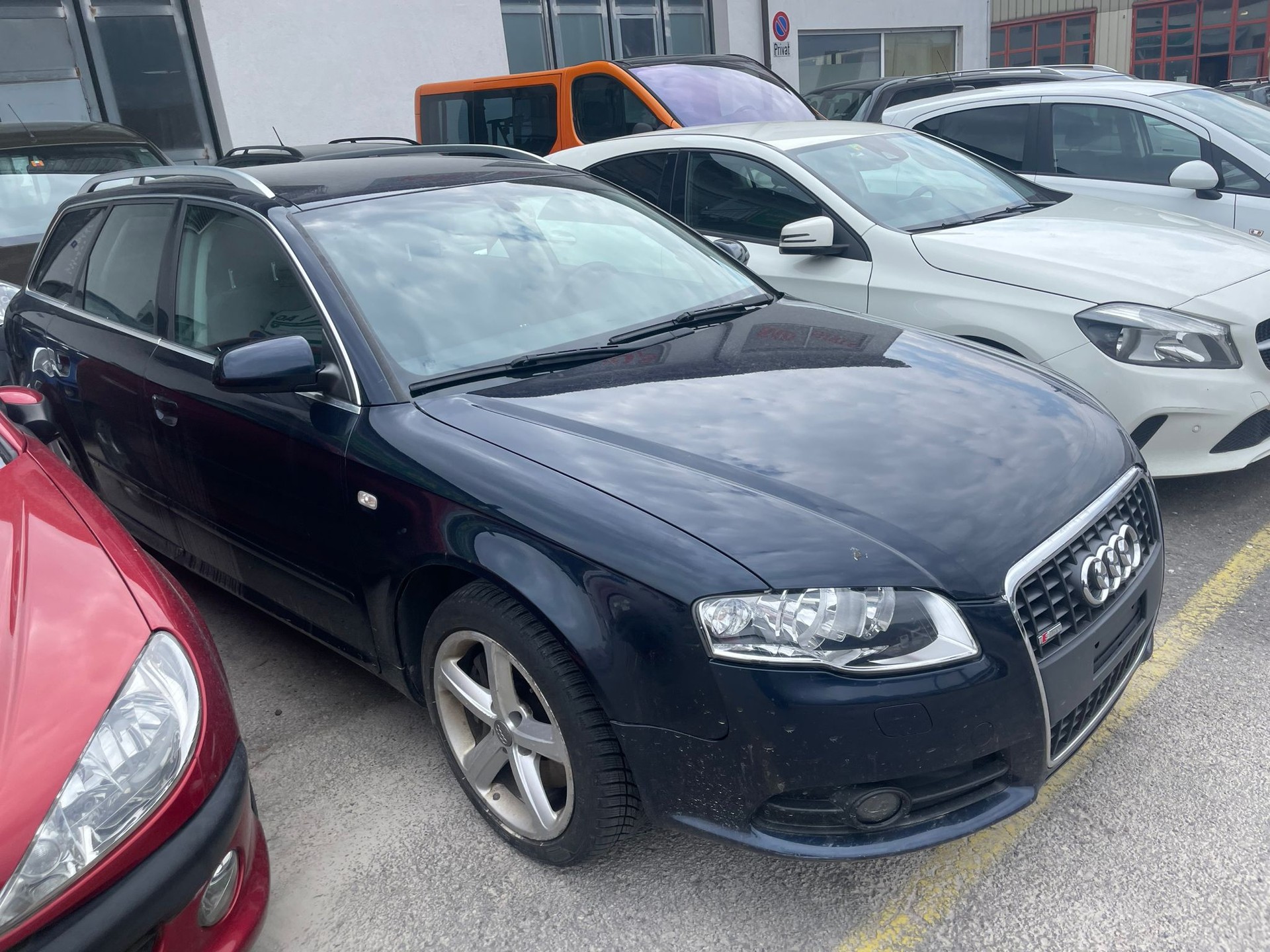 AUDI A4 Avant 2.0 Turbo FSI quattro-image-2