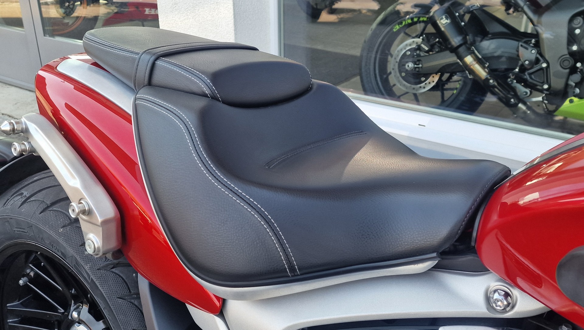 TRIUMPH Rocket 3 R-showroom-element-3