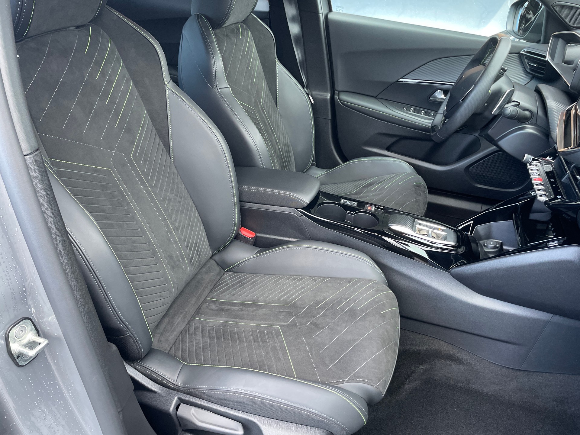 PEUGEOT 2008 1.2 PureTech GT-image-12