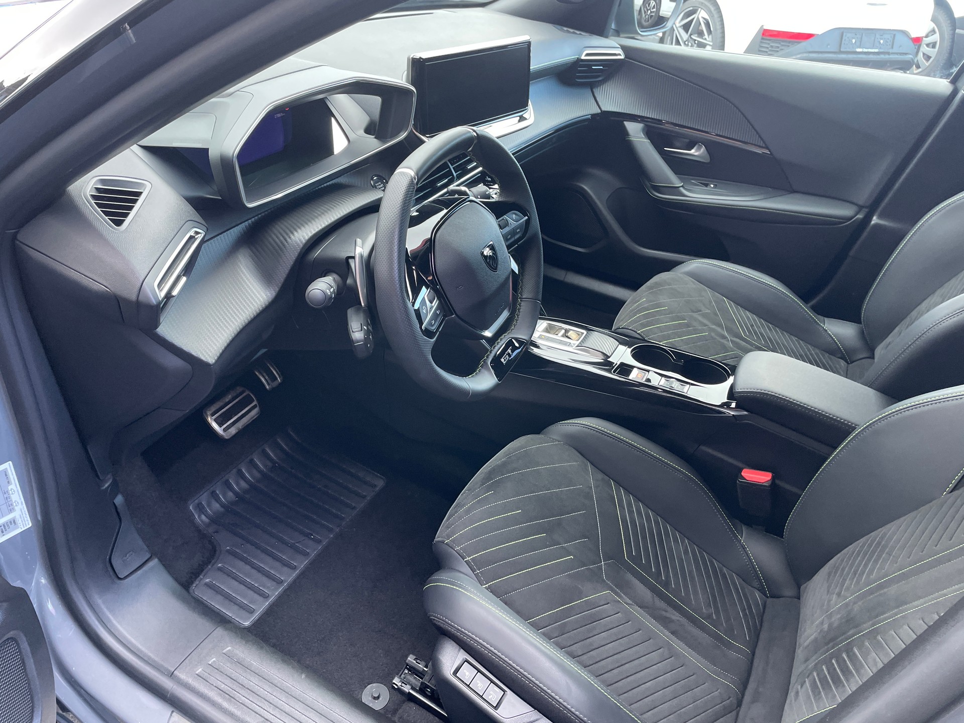 PEUGEOT 2008 1.2 PureTech GT-image-13