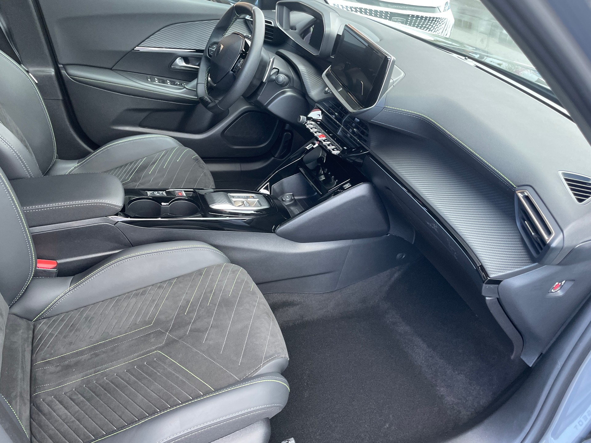 PEUGEOT 2008 1.2 PureTech GT-image-11