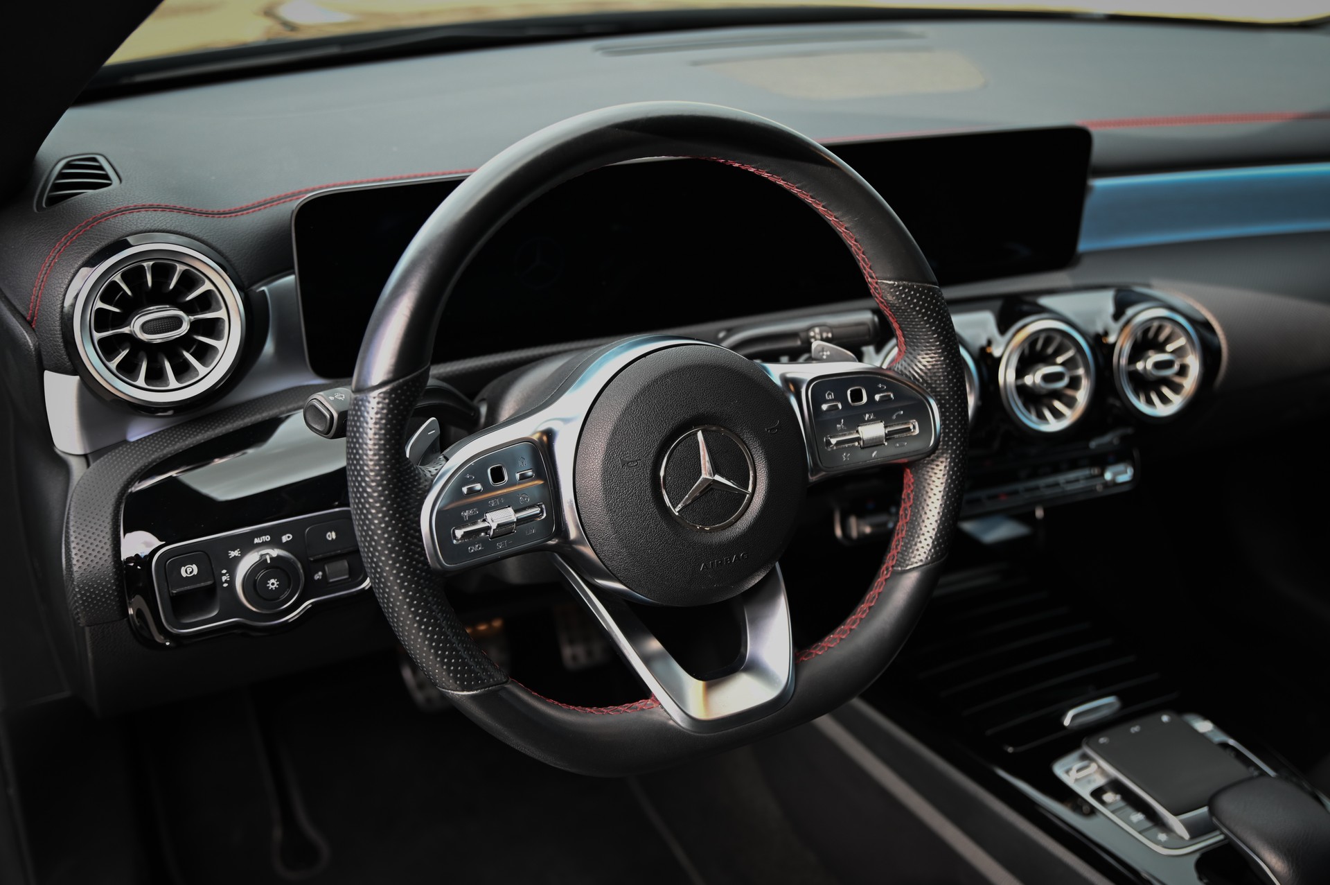 MERCEDES-BENZ CLA 250 AMG Line 7G-DCT 4Matic-image-4