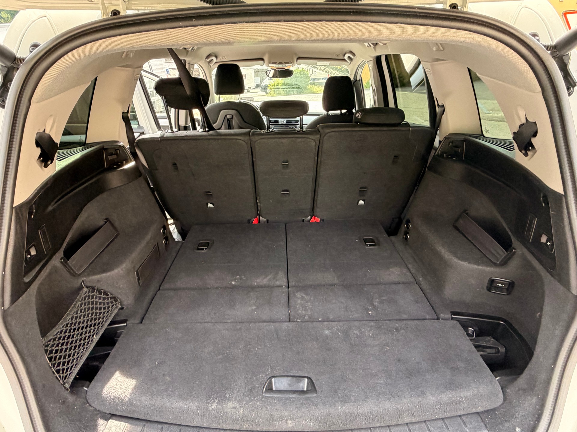 BMW 218d Gran Tourer Luxury Line-image-11