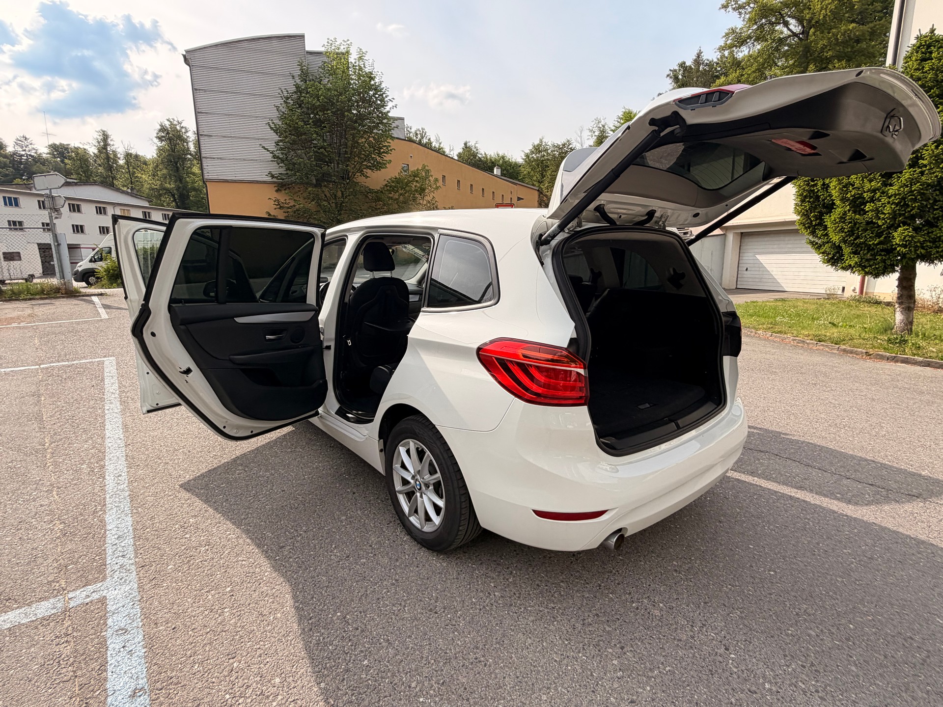 BMW 218d Gran Tourer Luxury Line-image-17