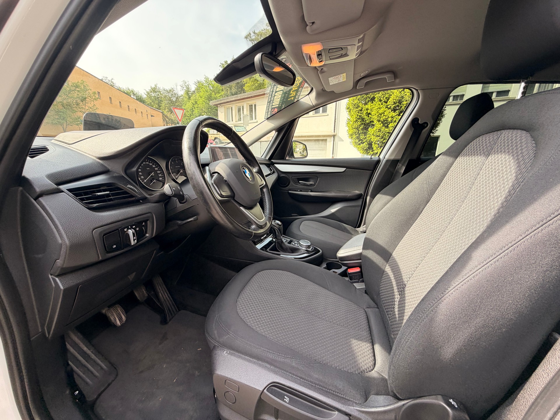 BMW 218d Gran Tourer Luxury Line-image-9