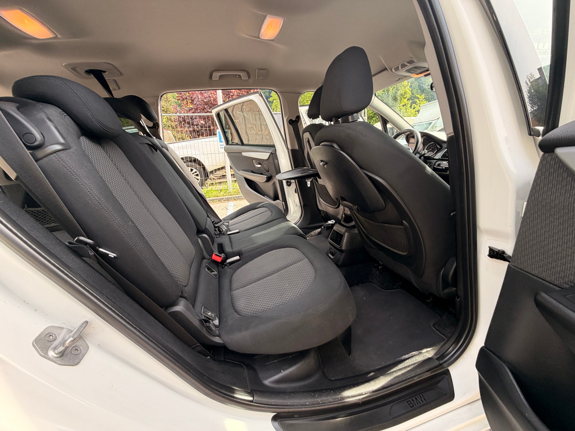 BMW 218d Gran Tourer Luxury Line-image-12