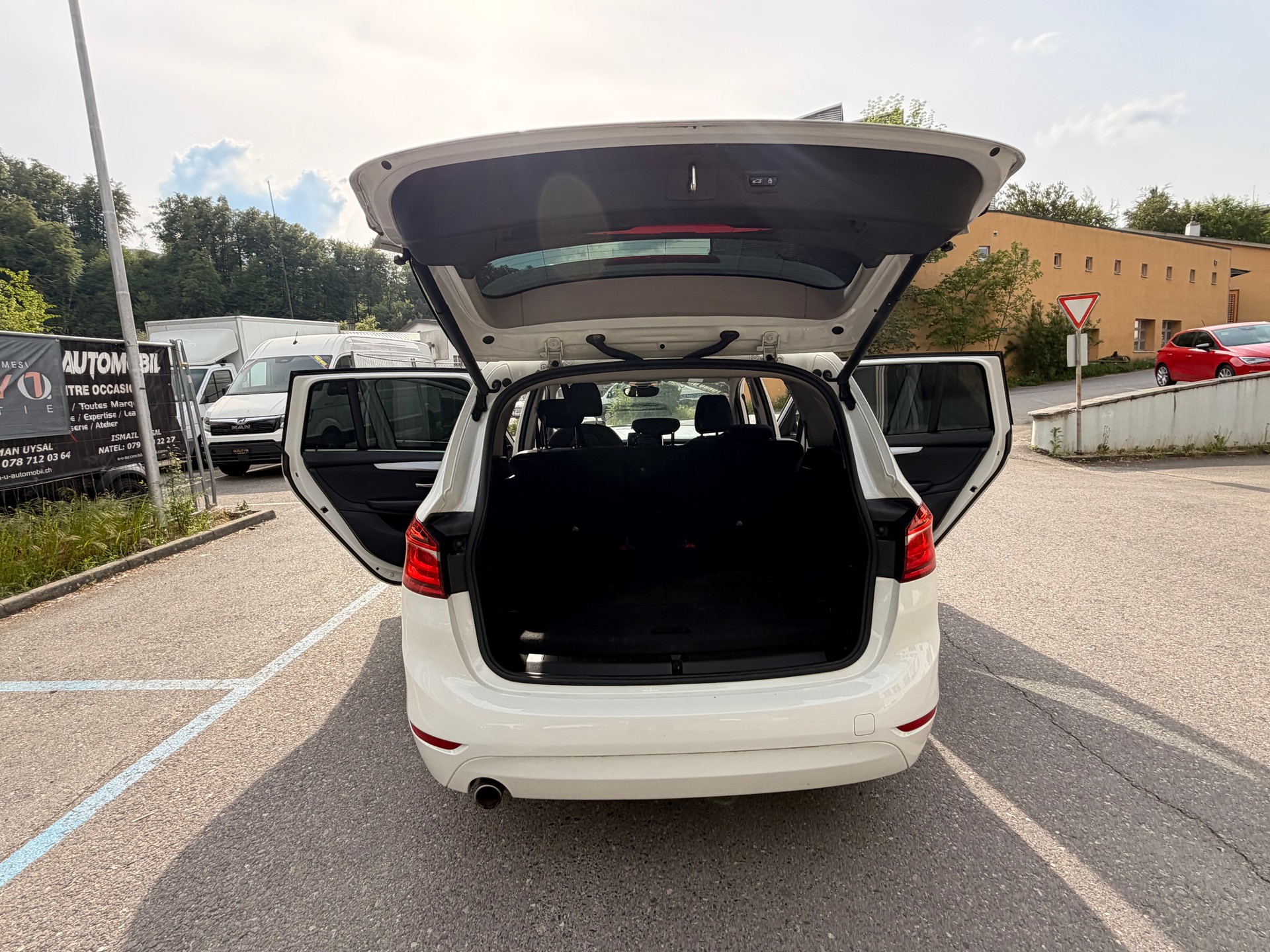 BMW 218d Gran Tourer Luxury Line-image-18