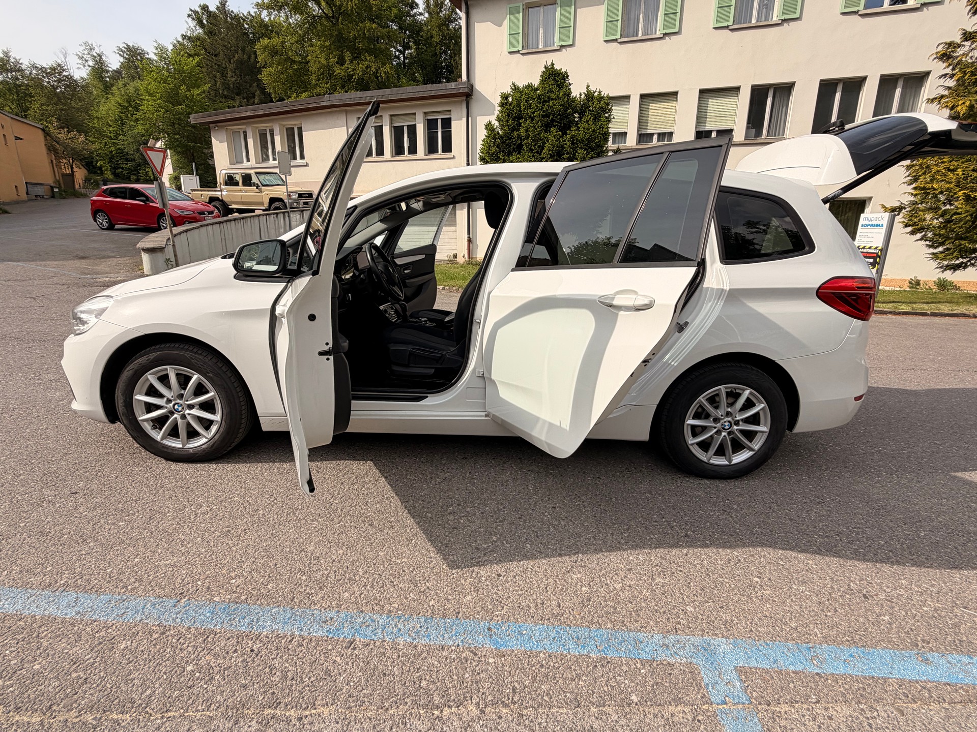 BMW 218d Gran Tourer Luxury Line-image-16