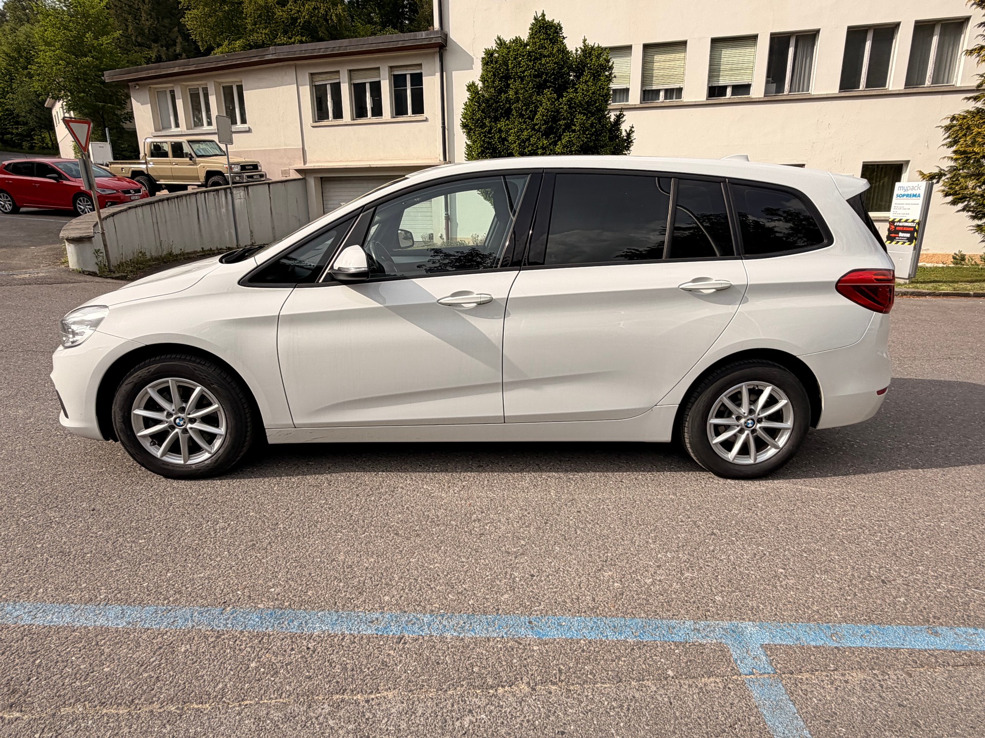 BMW 218d Gran Tourer Luxury Line-image-2