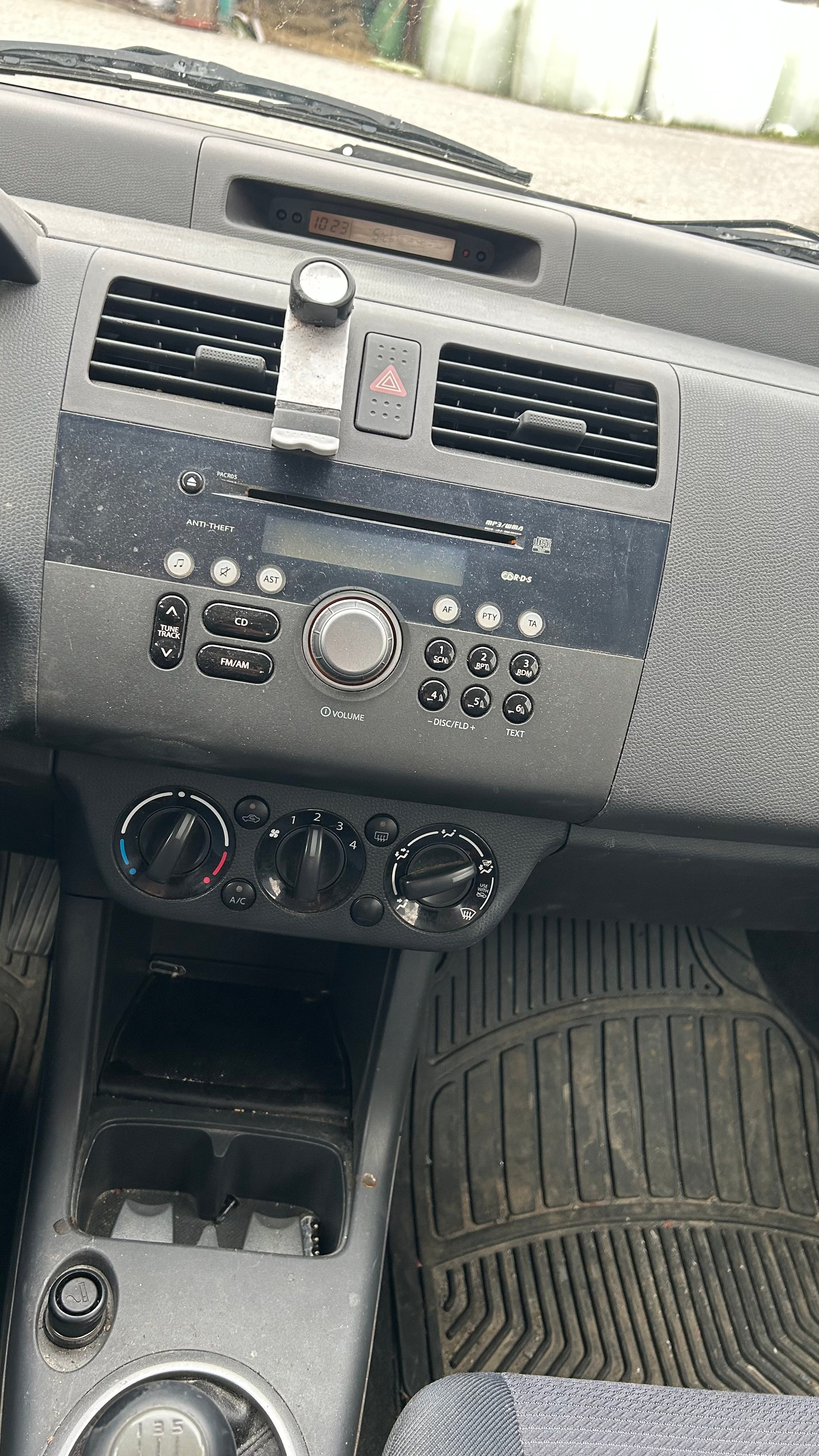 SUZUKI Swift 1.3i 16V GL 4x4-image-4