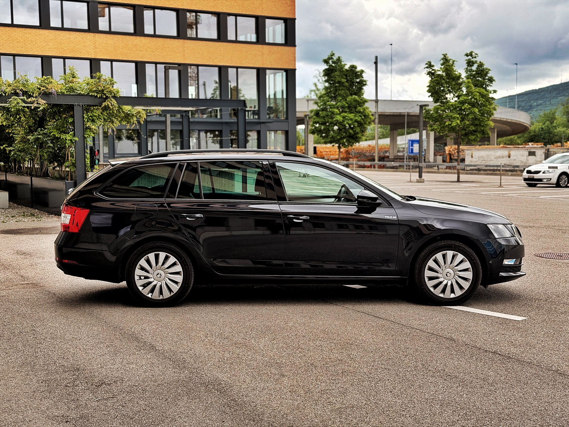 SKODA Octavia Combi 2.0 TDI Ambition DSG-image-6