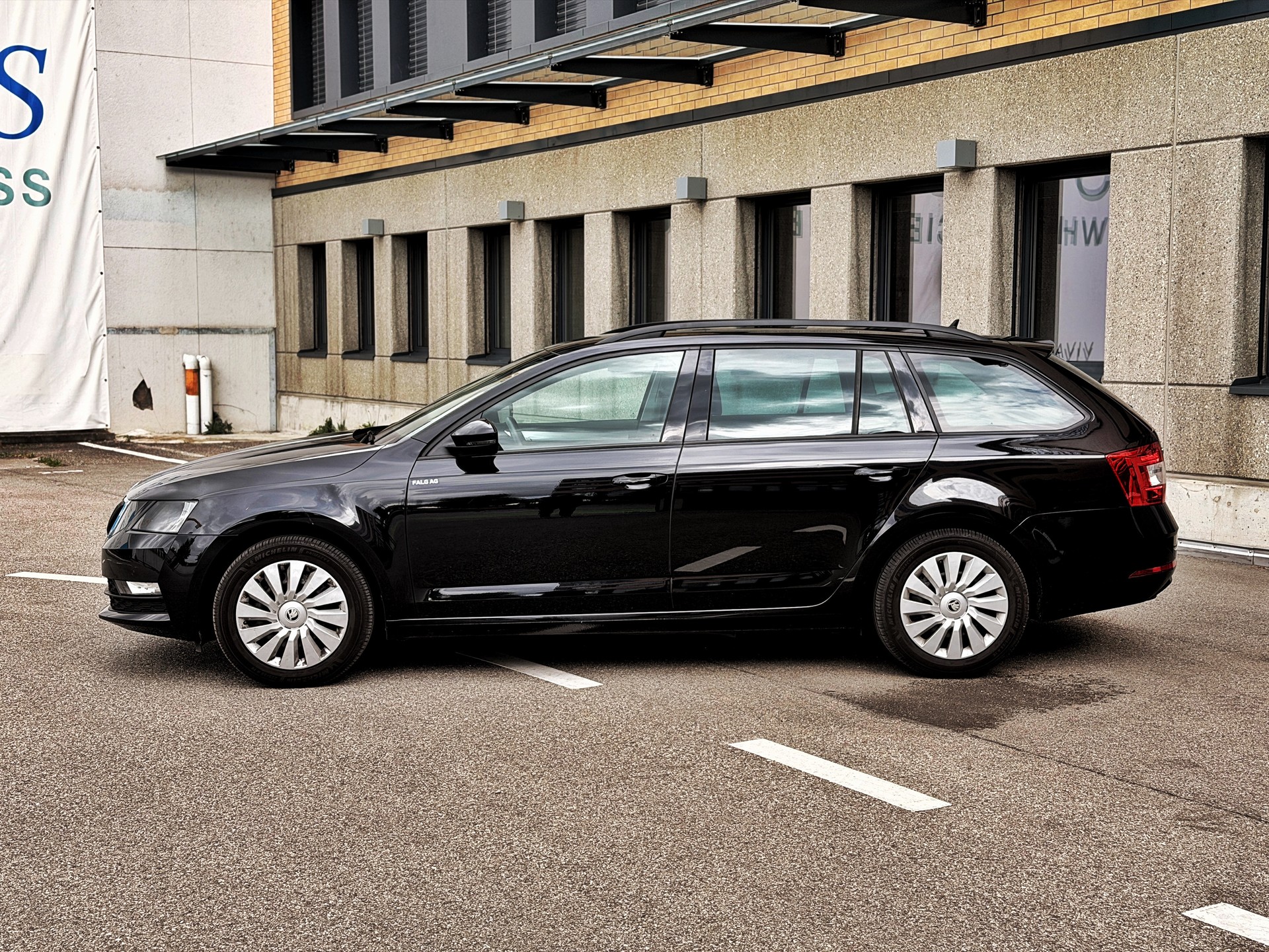 SKODA Octavia Combi 2.0 TDI Ambition DSG-showroom-element-1