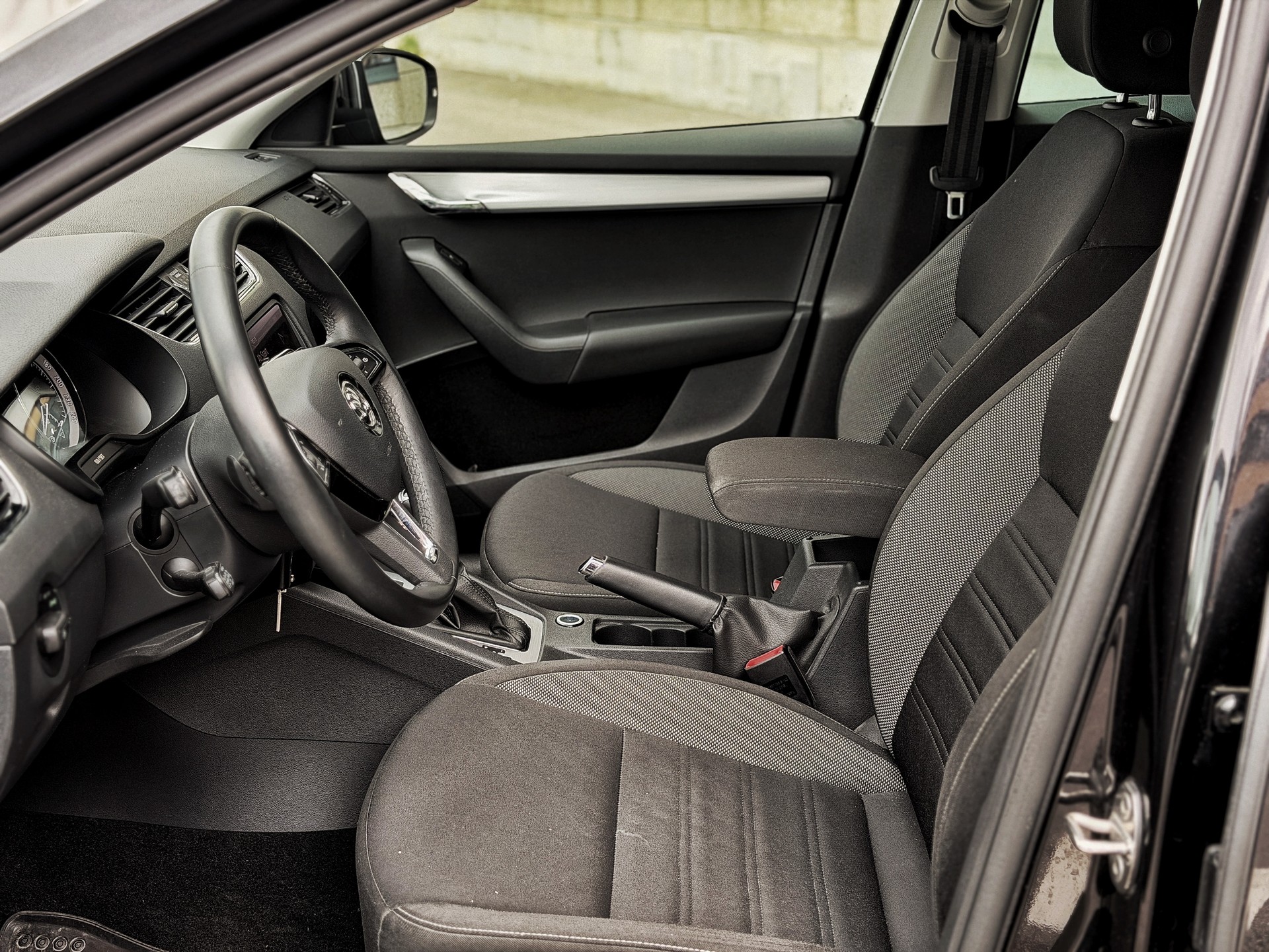 SKODA Octavia Combi 2.0 TDI Ambition DSG-image-15