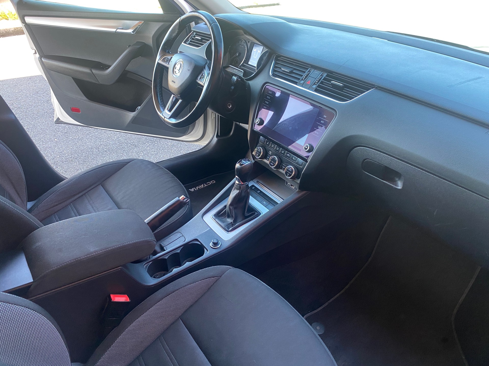 SKODA Octavia Combi 1.6 TDI Ambition-image-5