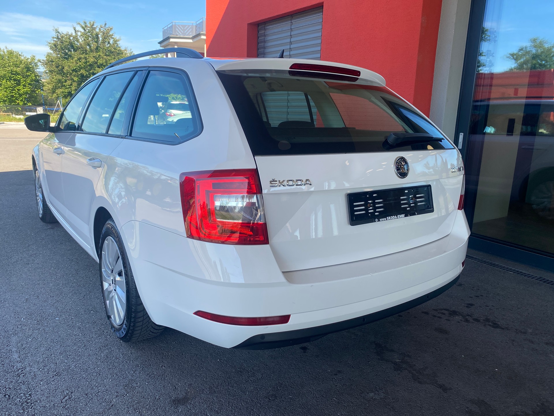 SKODA Octavia Combi 1.6 TDI Ambition-image-1