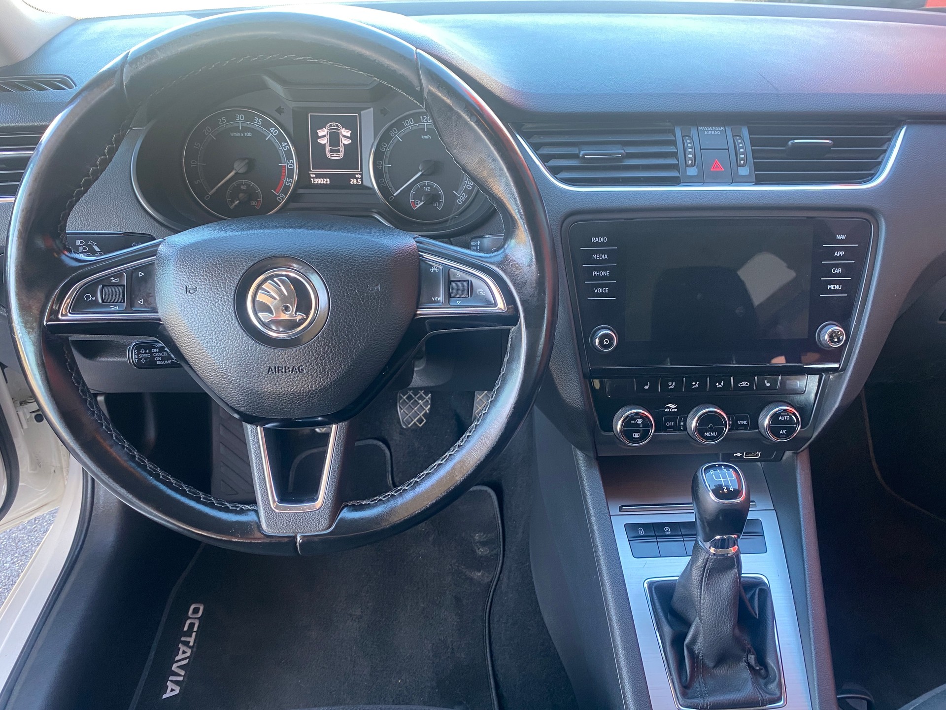 SKODA Octavia Combi 1.6 TDI Ambition-image-7