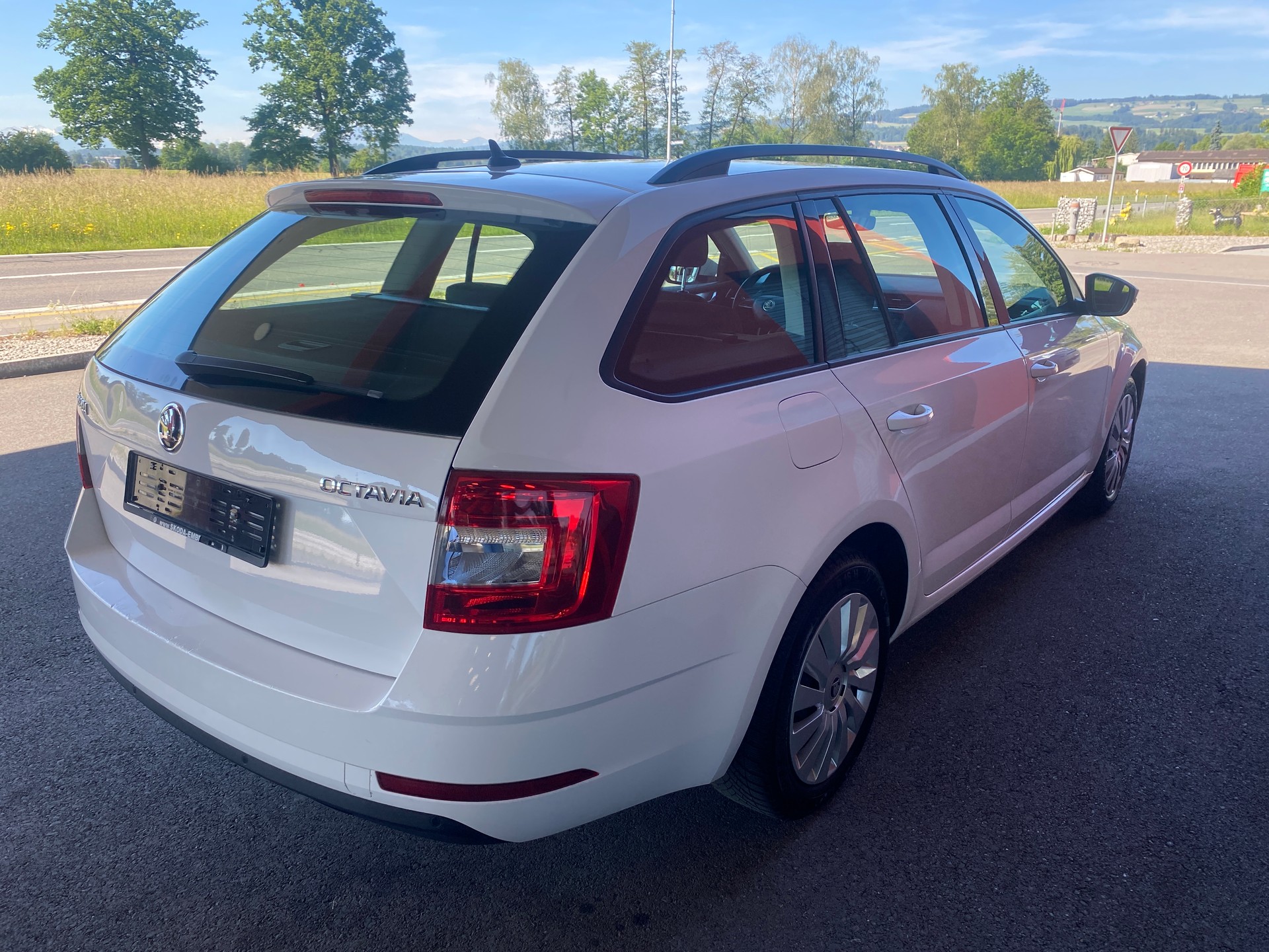 SKODA Octavia Combi 1.6 TDI Ambition-image-2