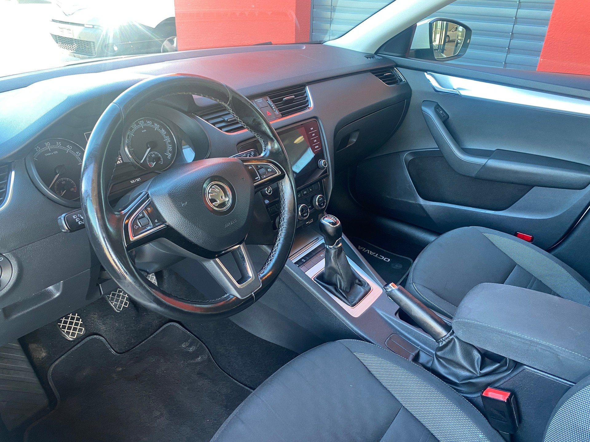 SKODA Octavia Combi 1.6 TDI Ambition-image-4
