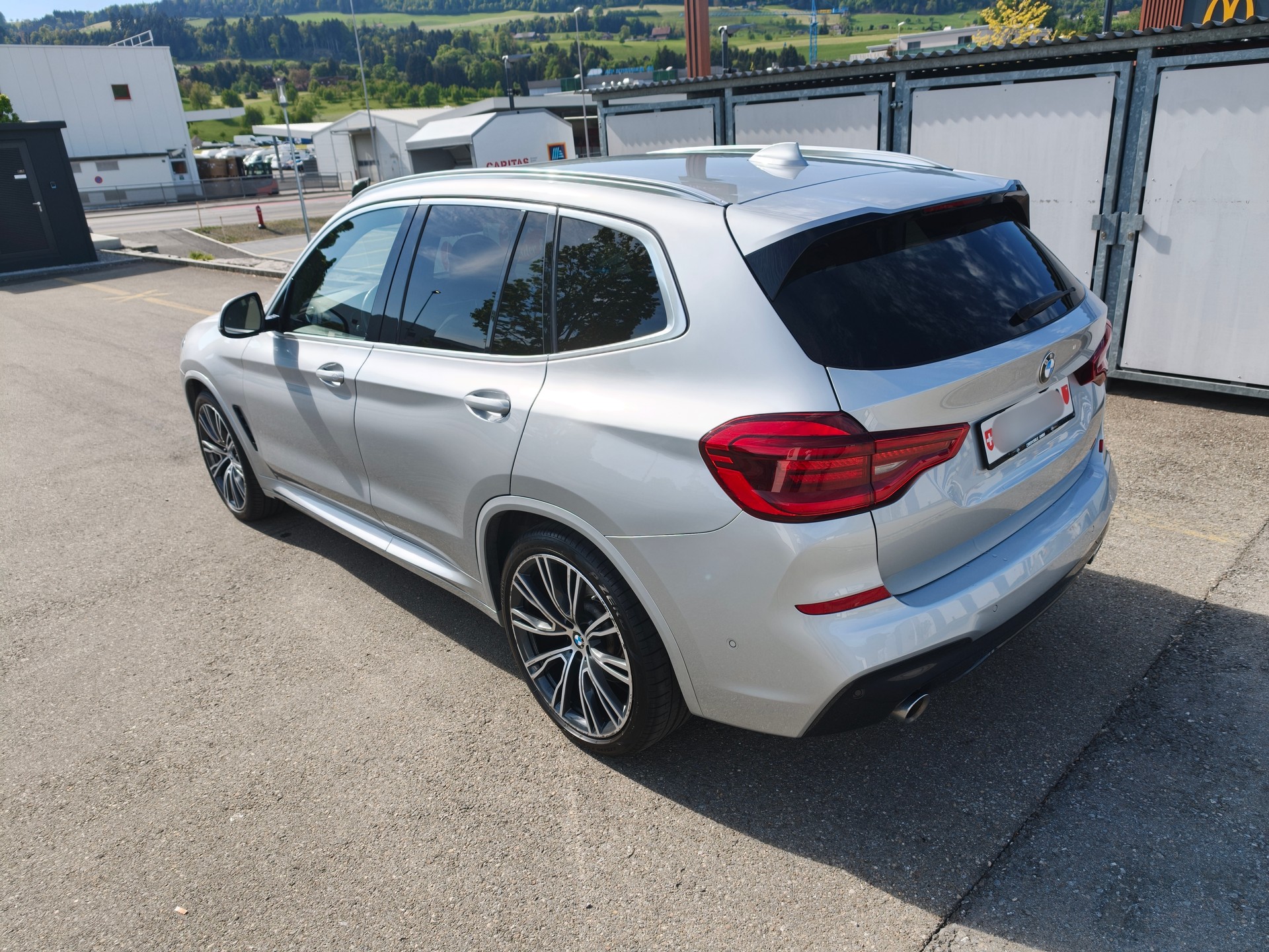 BMW 30i xDrive-image-2