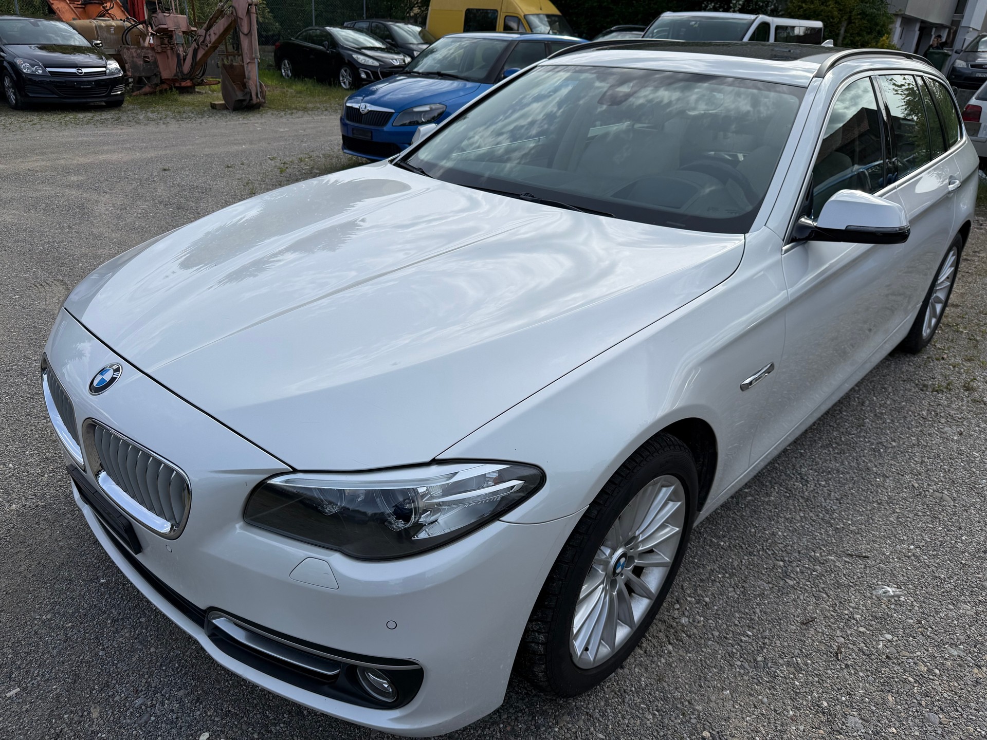 BMW 530d Touring xDrive Luxury Line Steptronic-image-2
