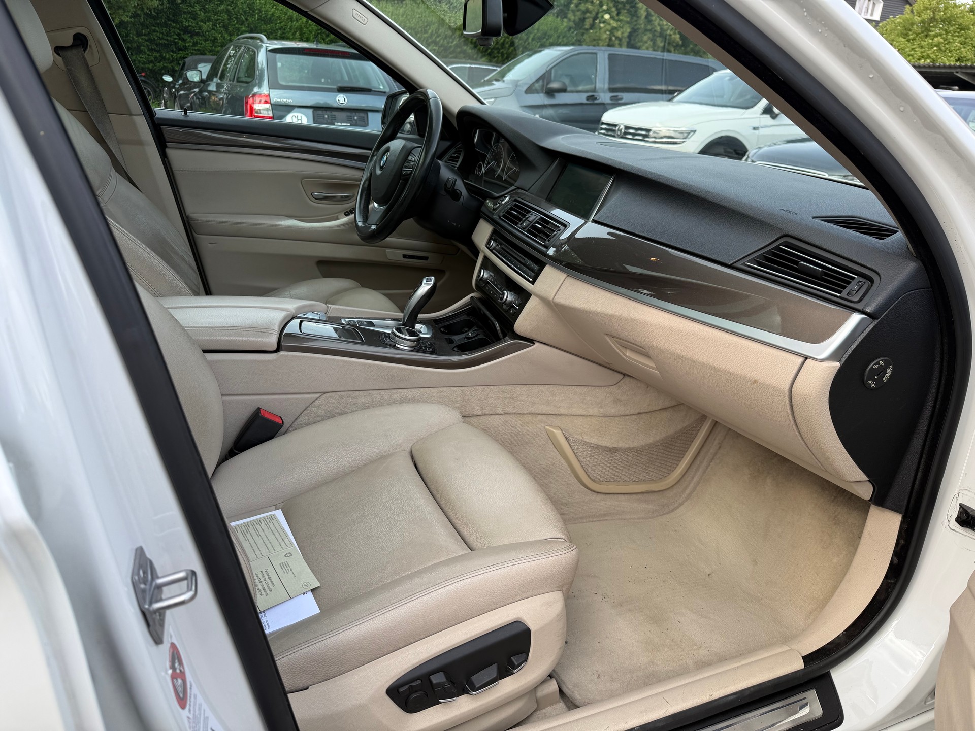 BMW 530d Touring xDrive Luxury Line Steptronic-image-11