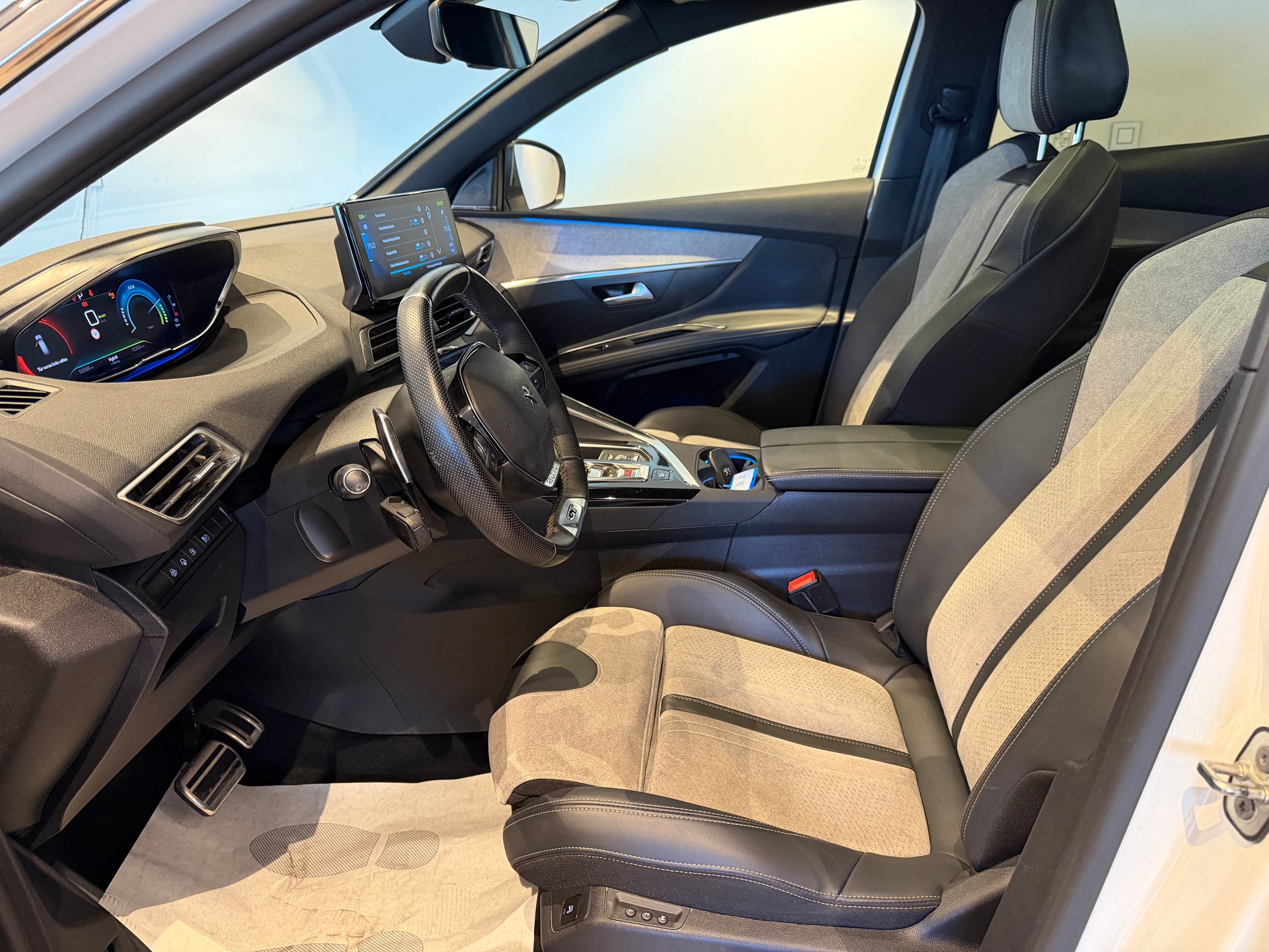 PEUGEOT 3008 1.6 Plug-in Hybrid4 GT Pack-image-14