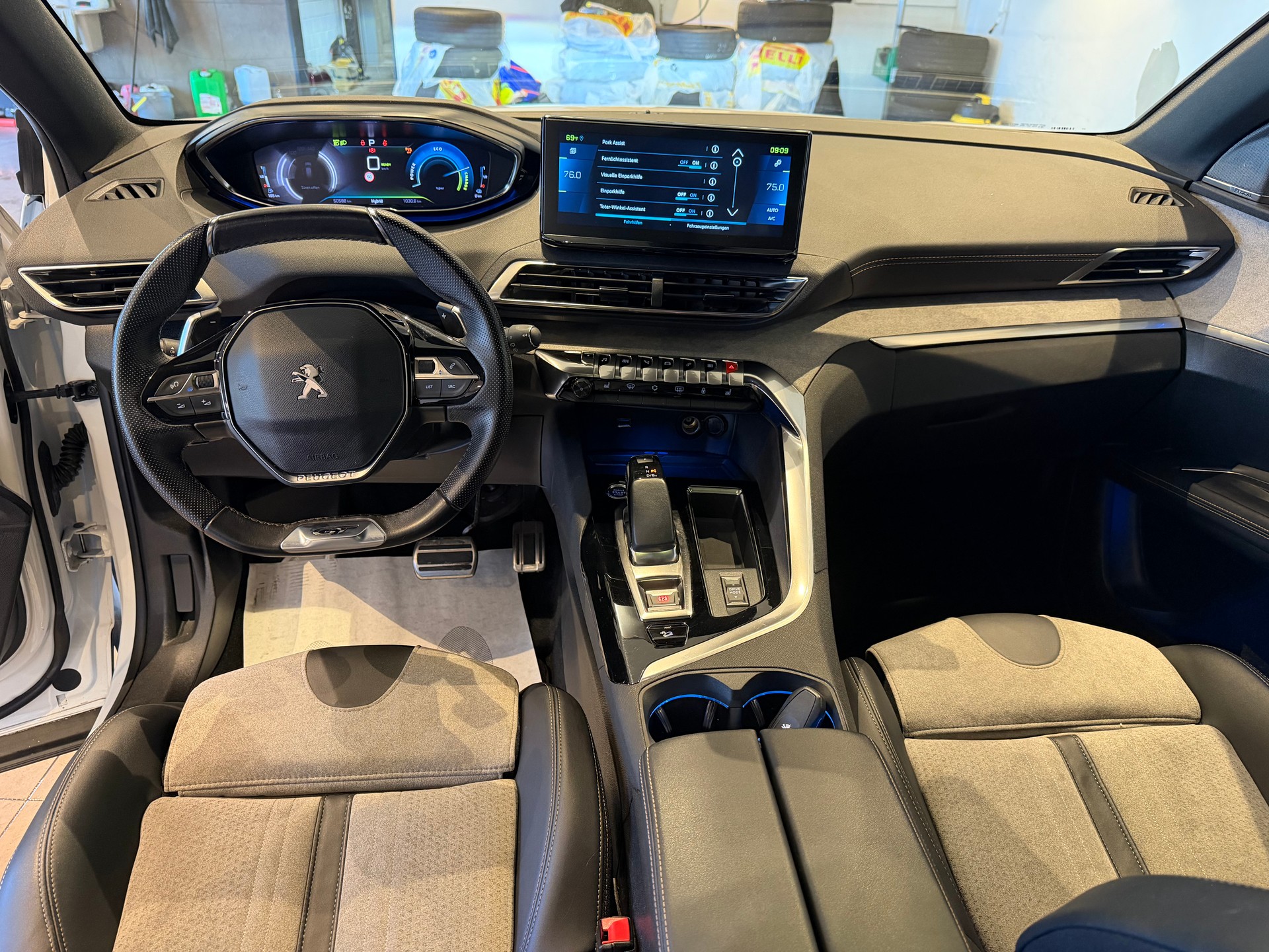 PEUGEOT 3008 1.6 Plug-in Hybrid4 GT Pack-image-13