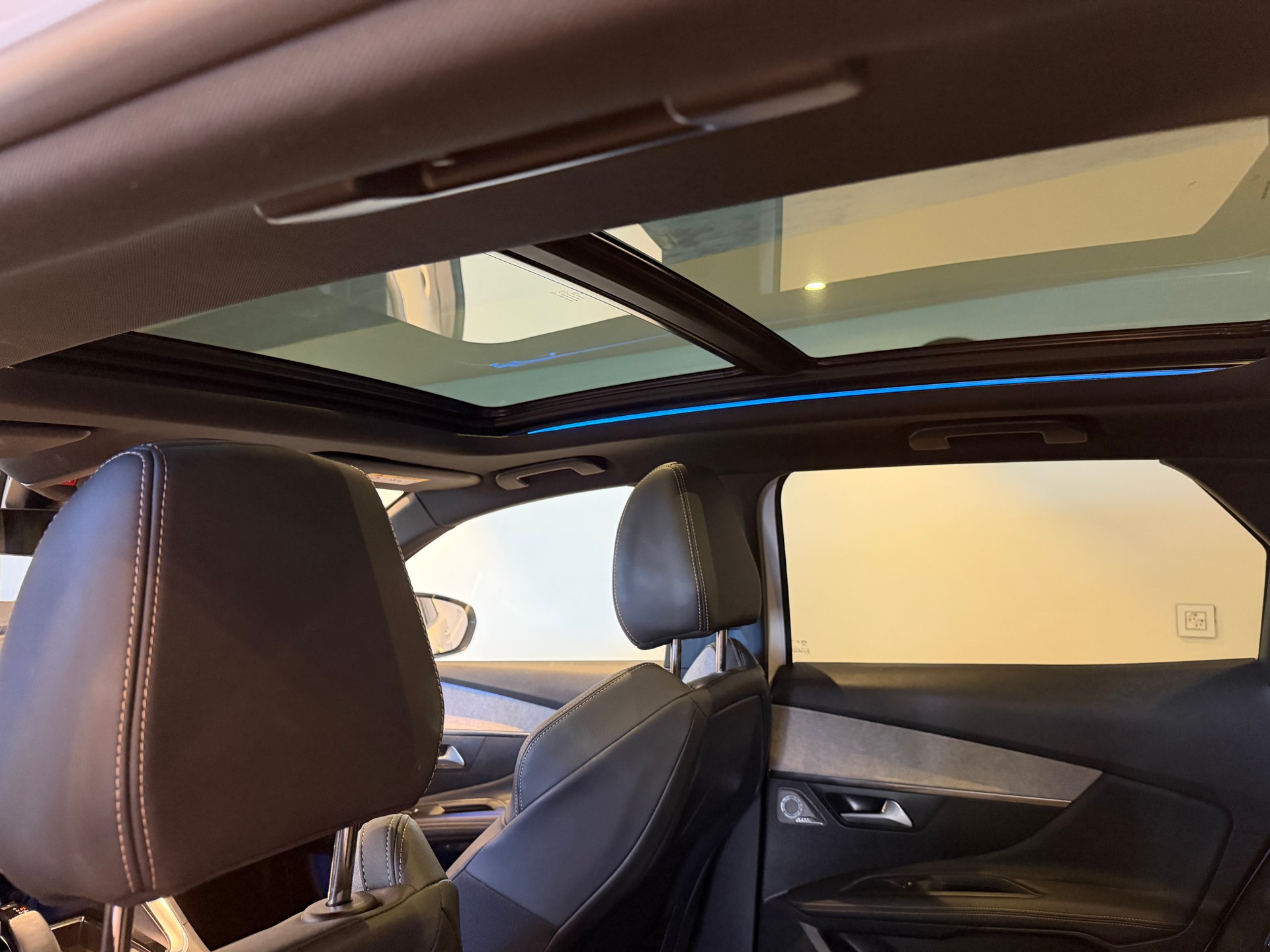 PEUGEOT 3008 1.6 Plug-in Hybrid4 GT Pack-image-12