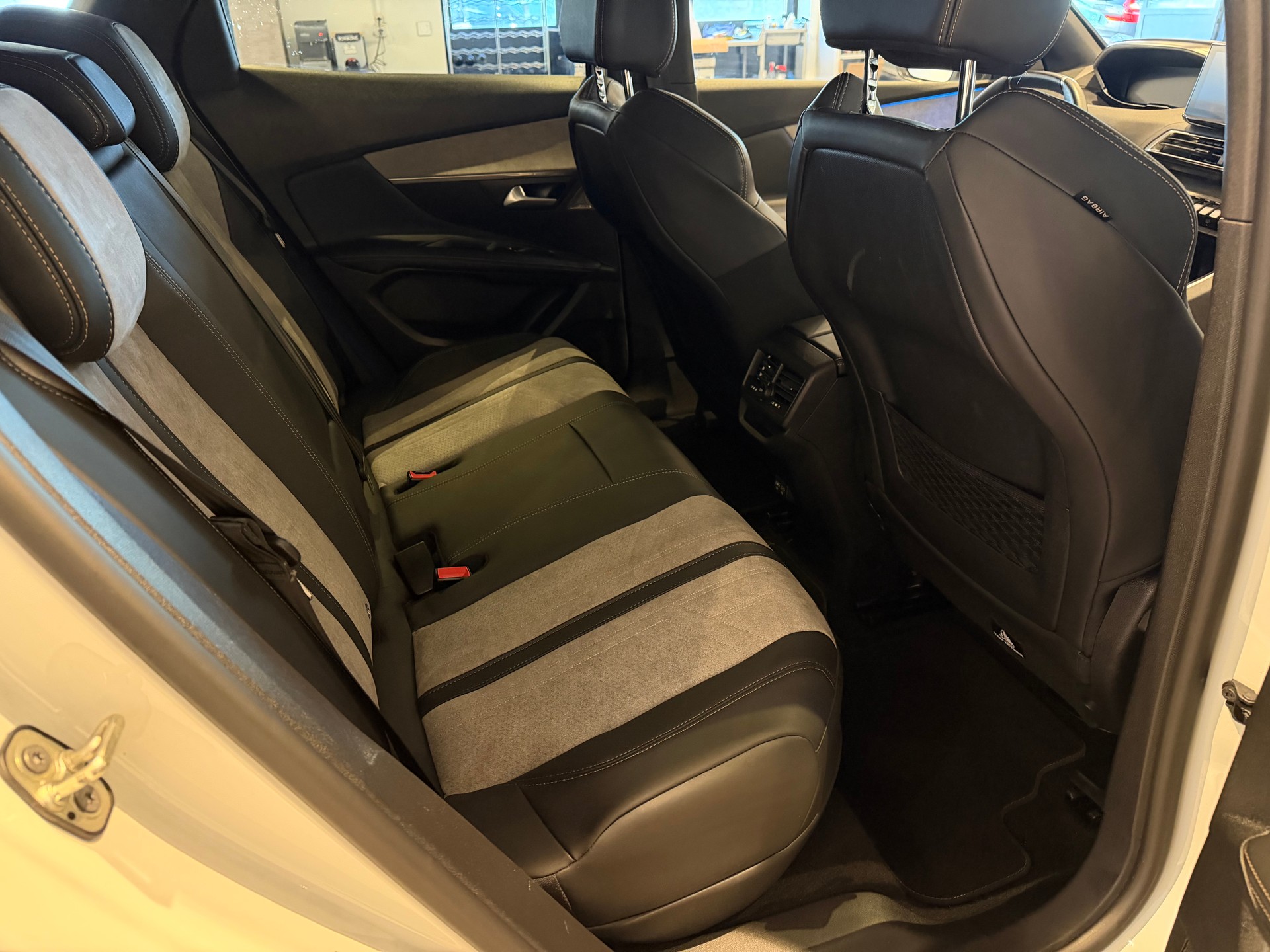PEUGEOT 3008 1.6 Plug-in Hybrid4 GT Pack-image-11