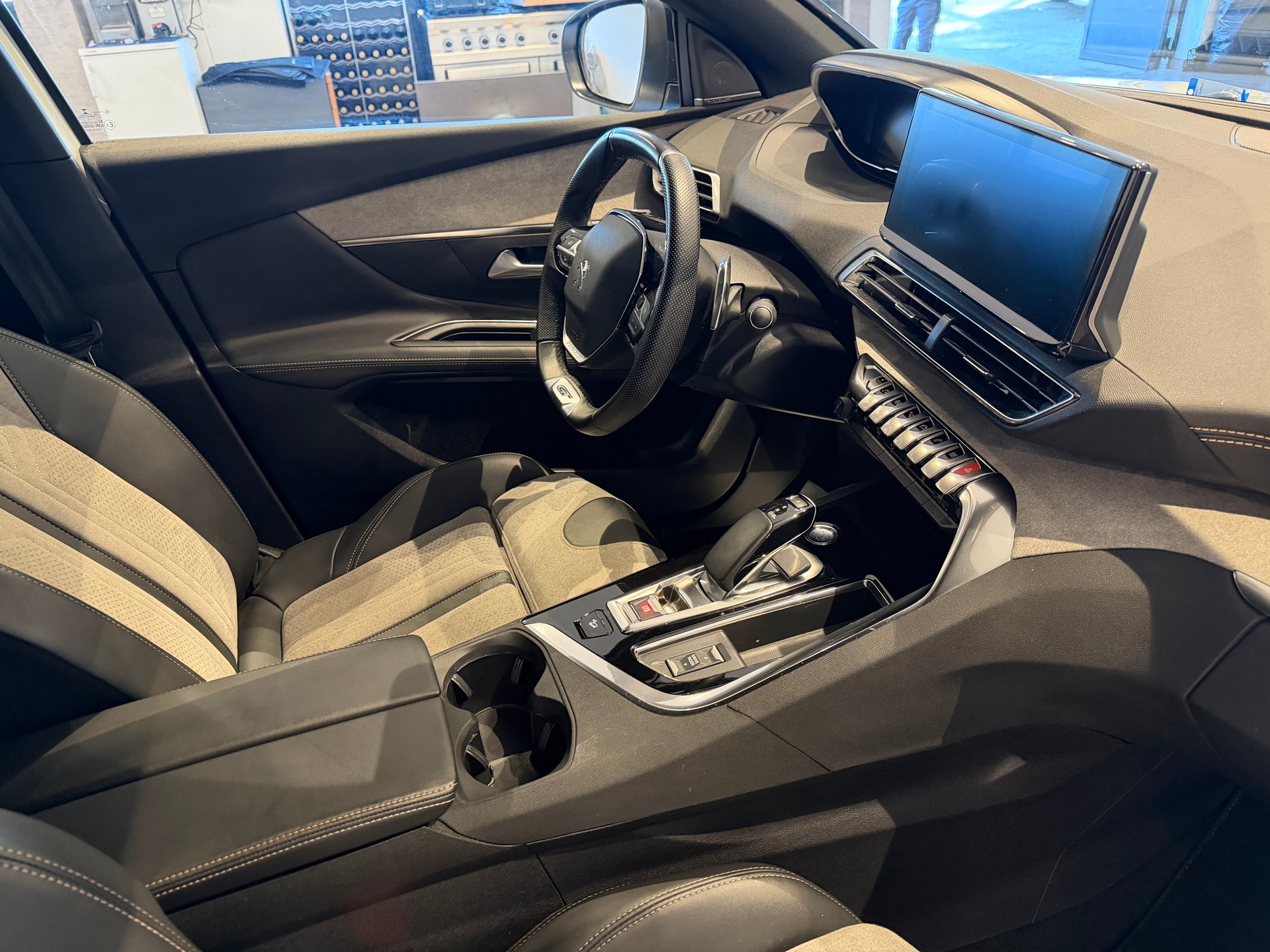 PEUGEOT 3008 1.6 Plug-in Hybrid4 GT Pack-image-10