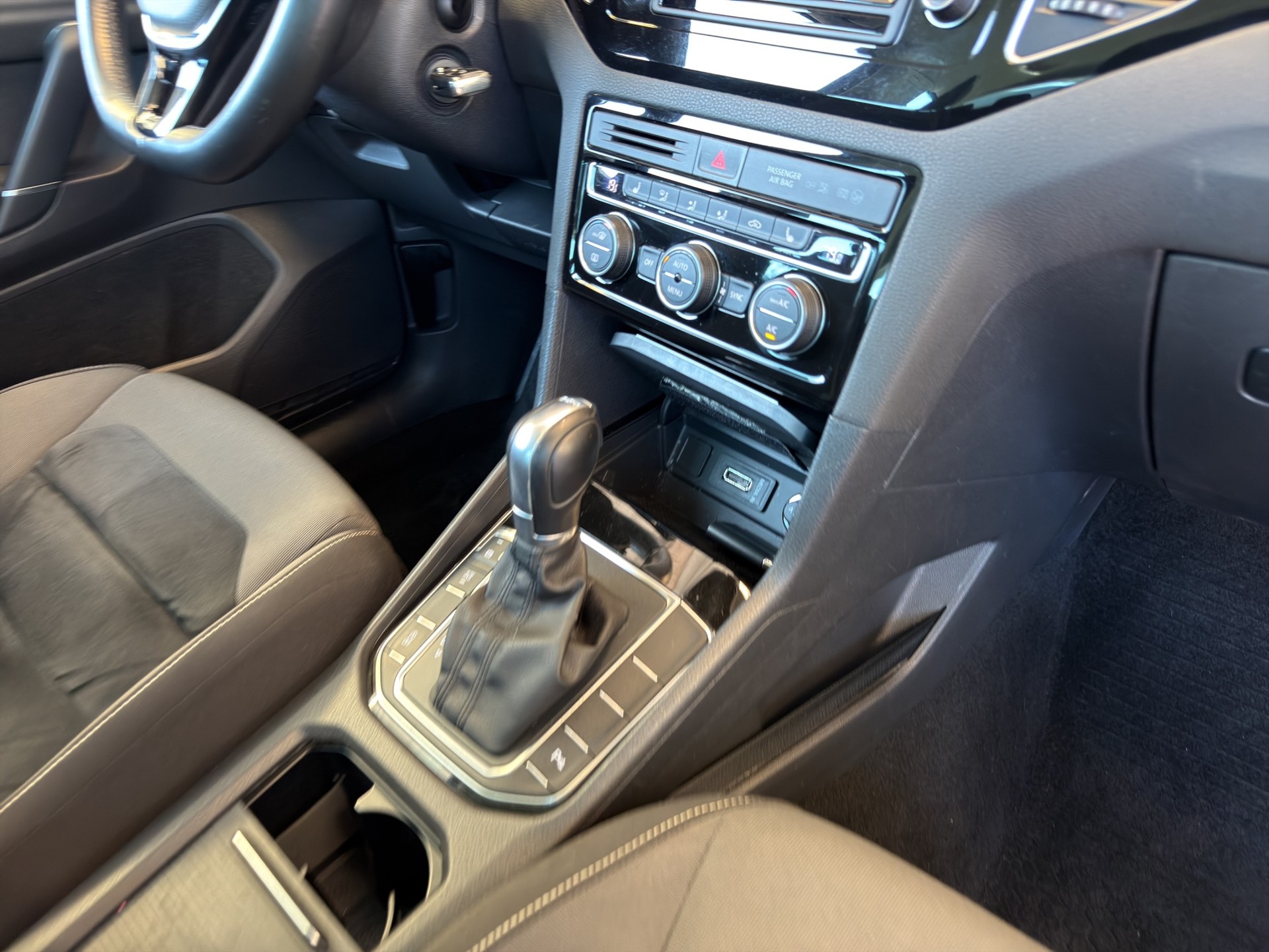 VW Golf Sportsvan 2.0 TDI Highline DSG-image-17