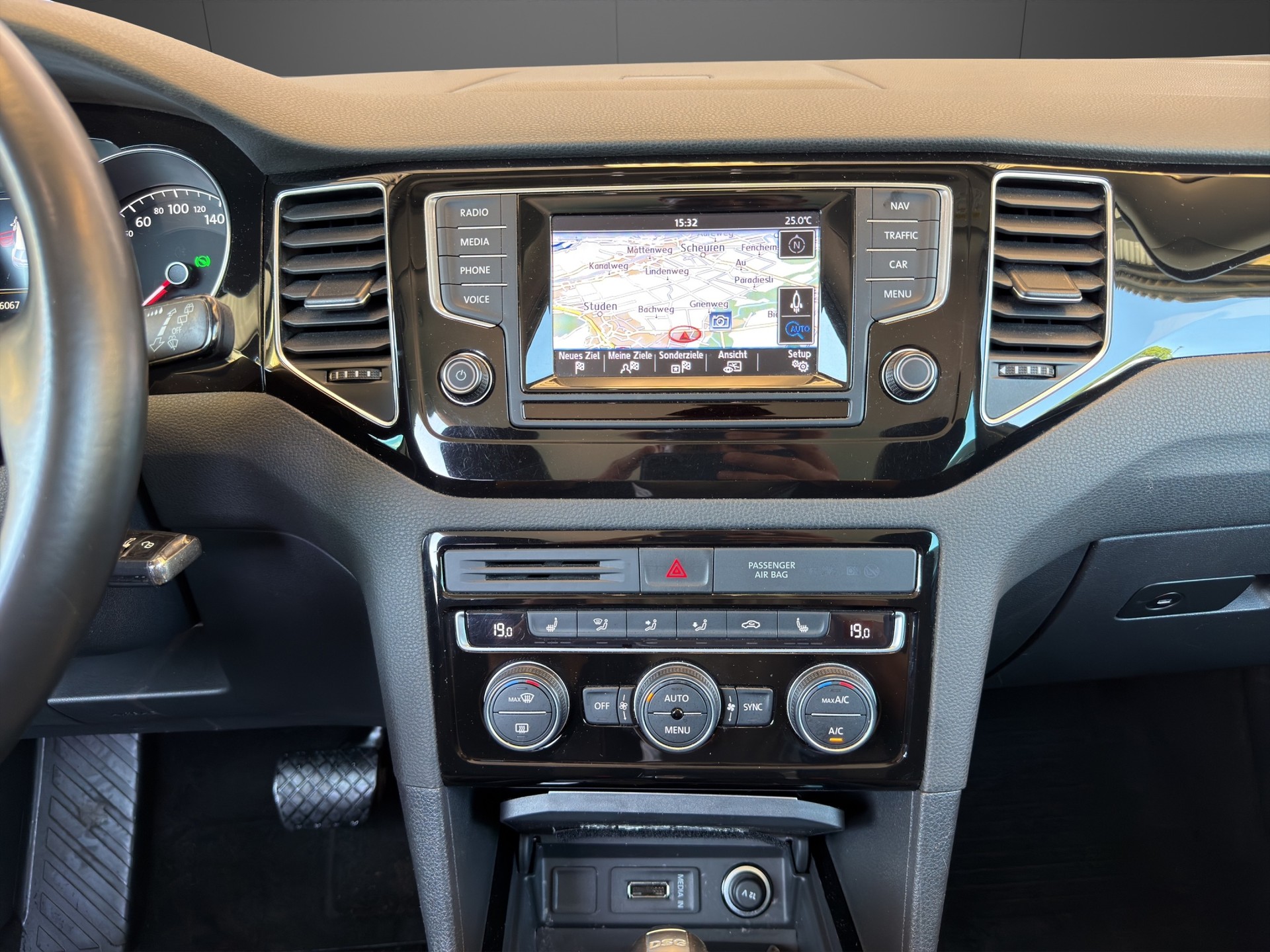 VW Golf Sportsvan 2.0 TDI Highline DSG-image-13