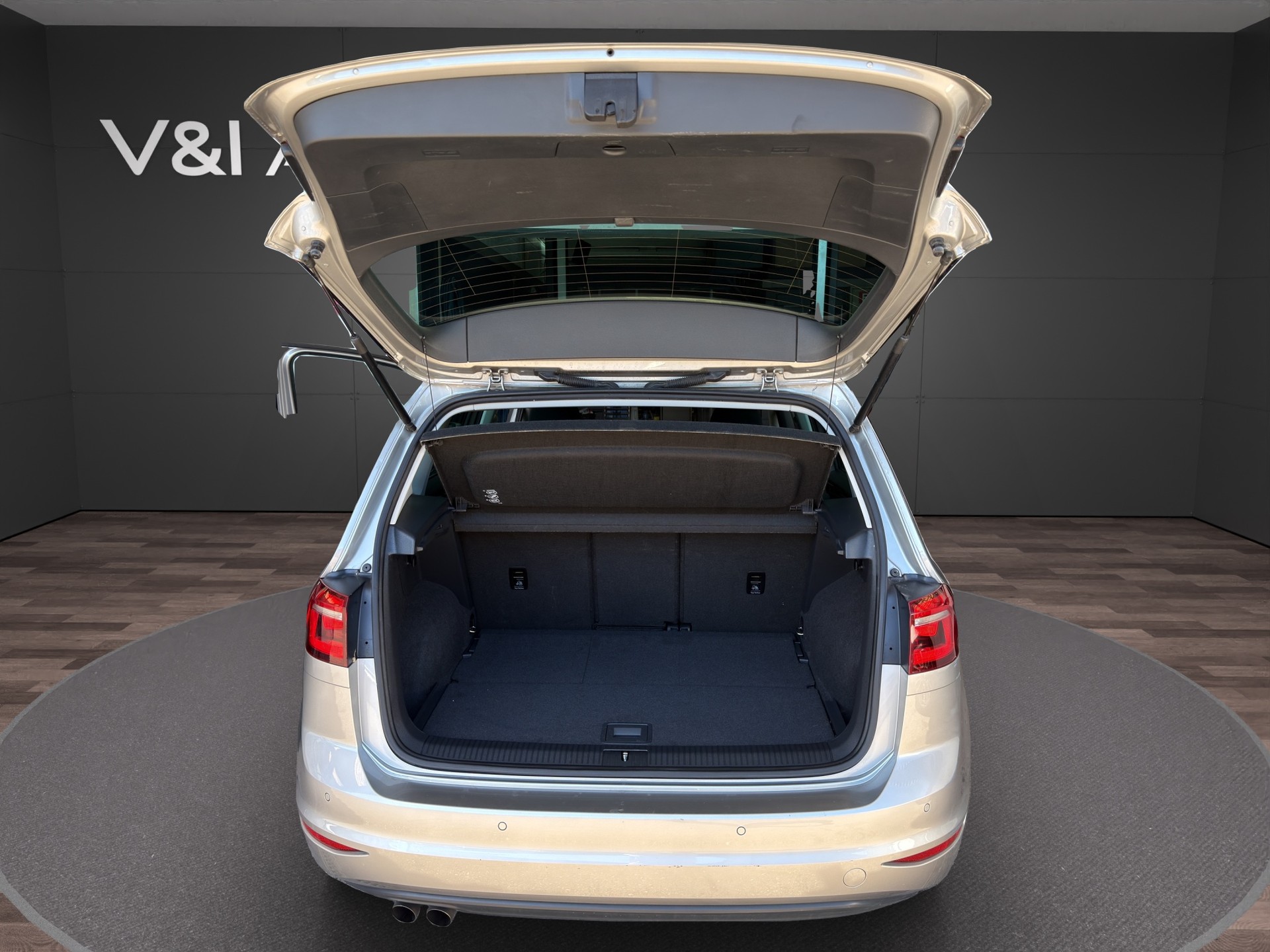 VW Golf Sportsvan 2.0 TDI Highline DSG-image-23