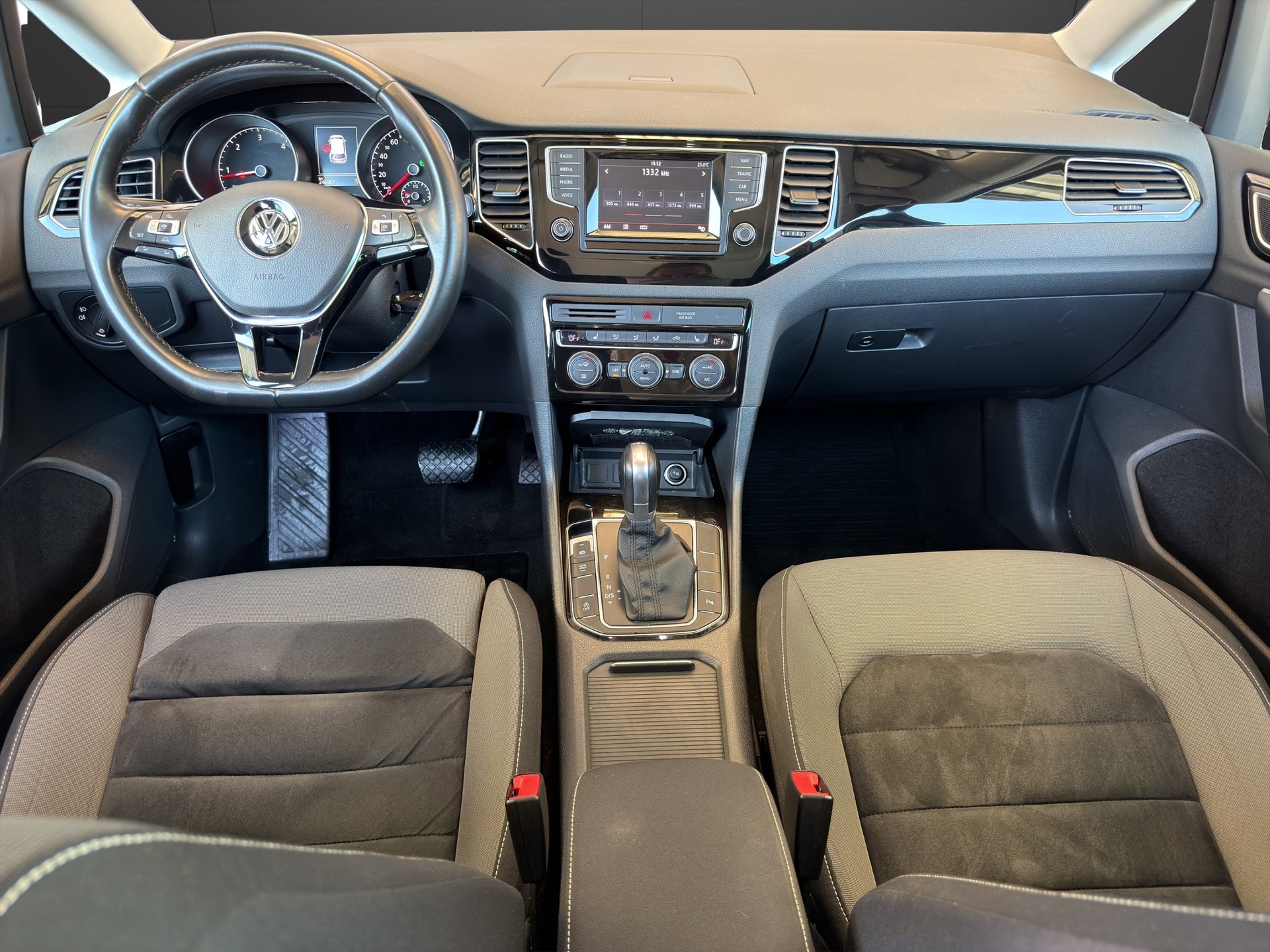 VW Golf Sportsvan 2.0 TDI Highline DSG-image-10