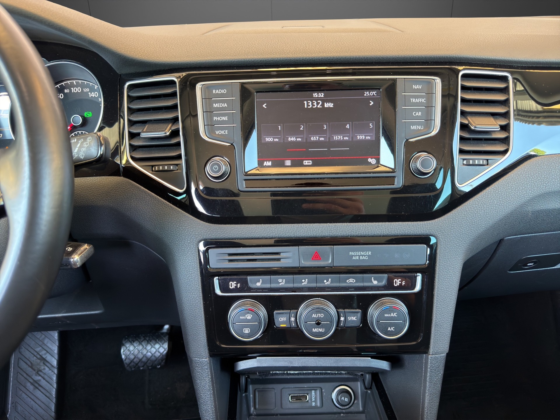 VW Golf Sportsvan 2.0 TDI Highline DSG-image-12