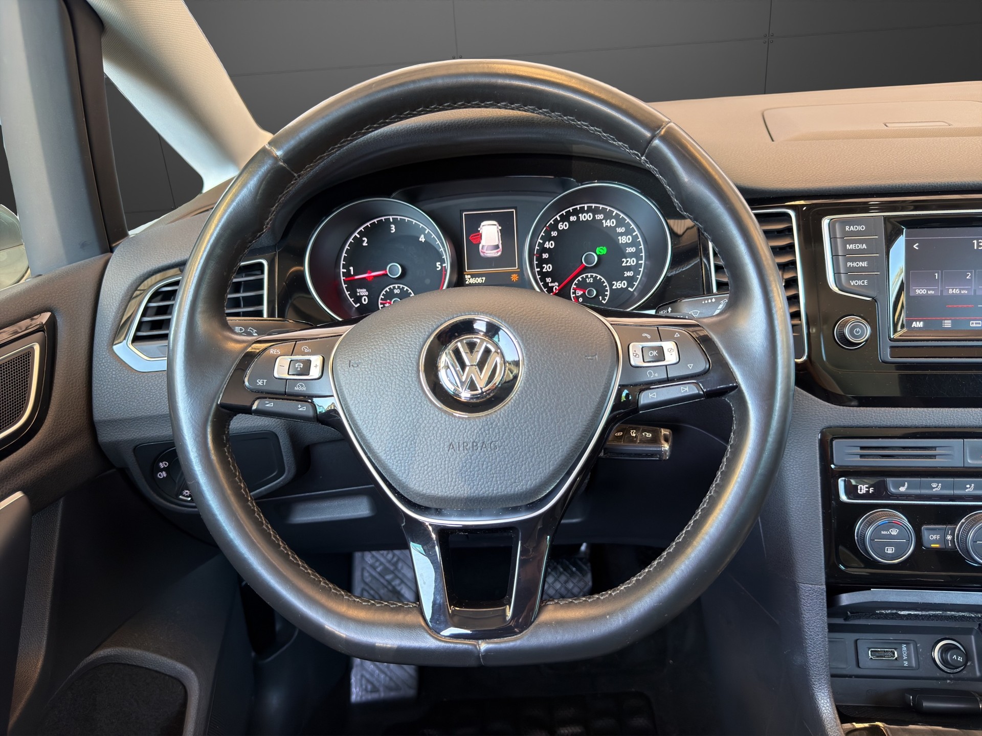 VW Golf Sportsvan 2.0 TDI Highline DSG-image-11