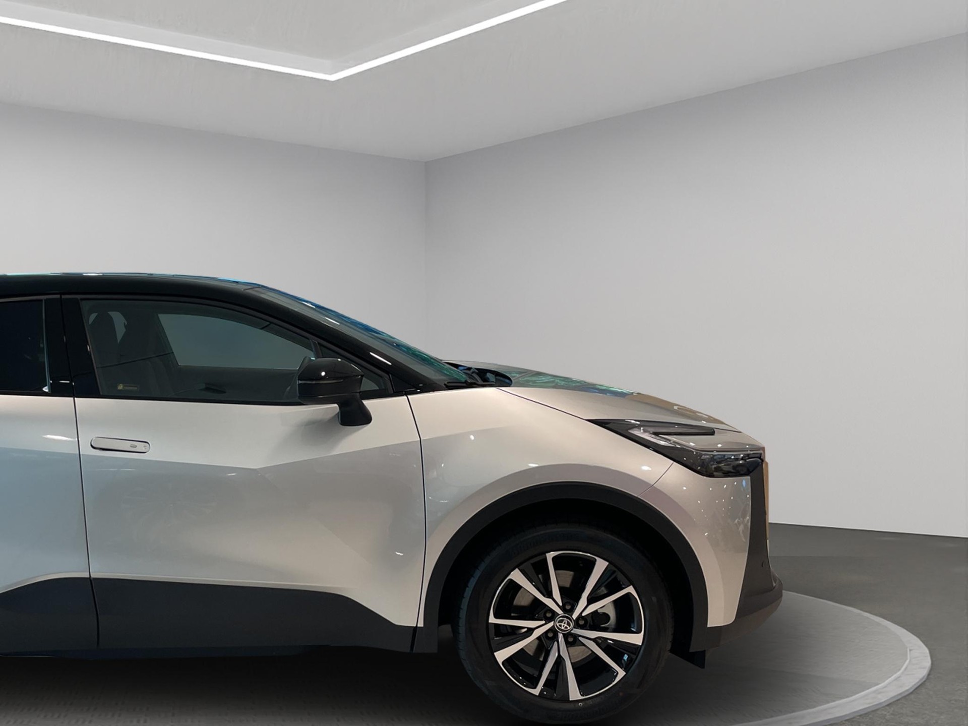 TOYOTA C-HR 2.0 PHEV Swiss Edition-showroom-element-3