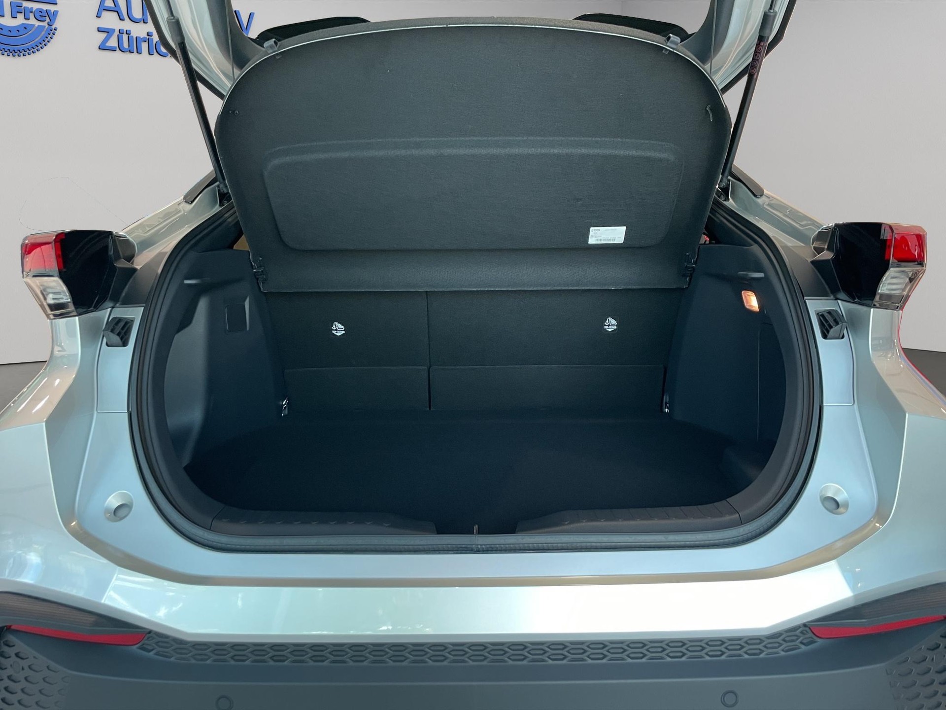 TOYOTA C-HR 2.0 PHEV Swiss Edition-image-5