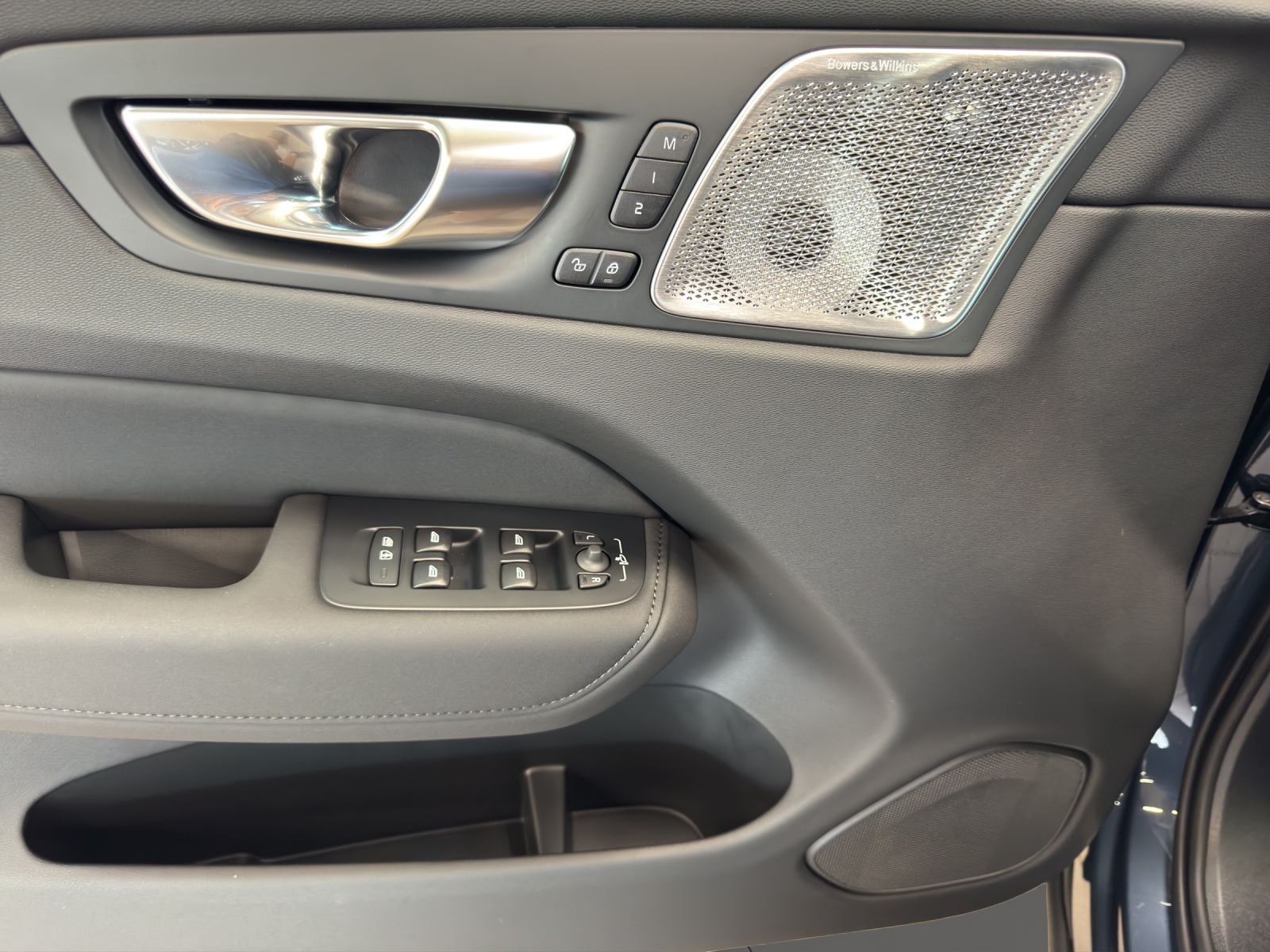 VOLVO XC60 2.0 T8 TE Ultra Dark eAWD-image-9