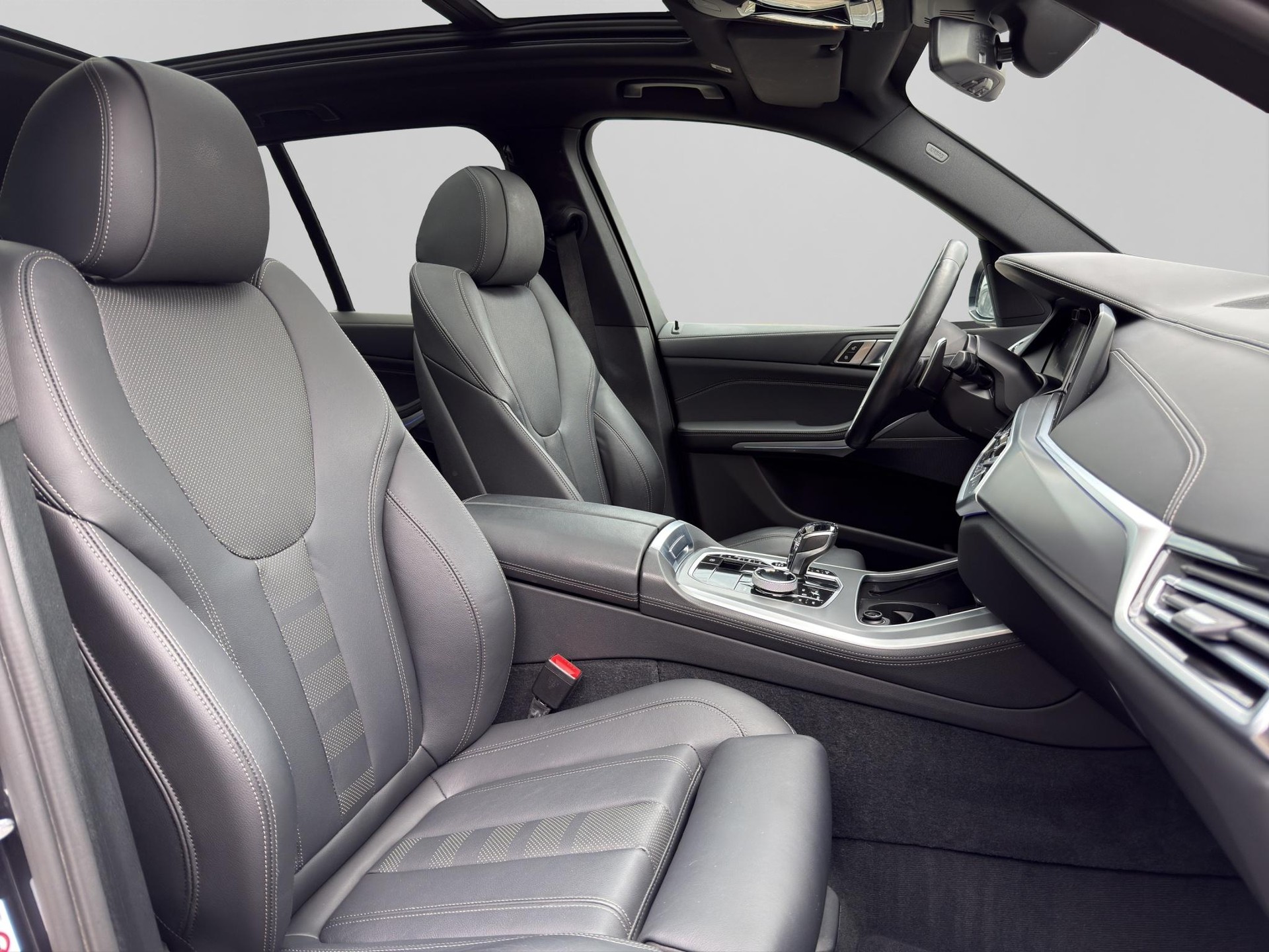 BMW X5 M50i xDrive-image-14