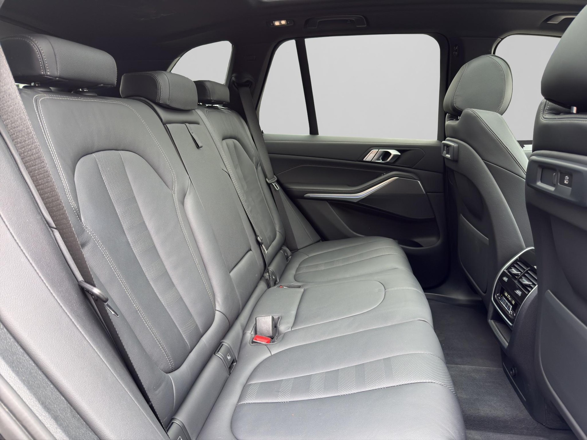 BMW X5 M50i xDrive-image-16
