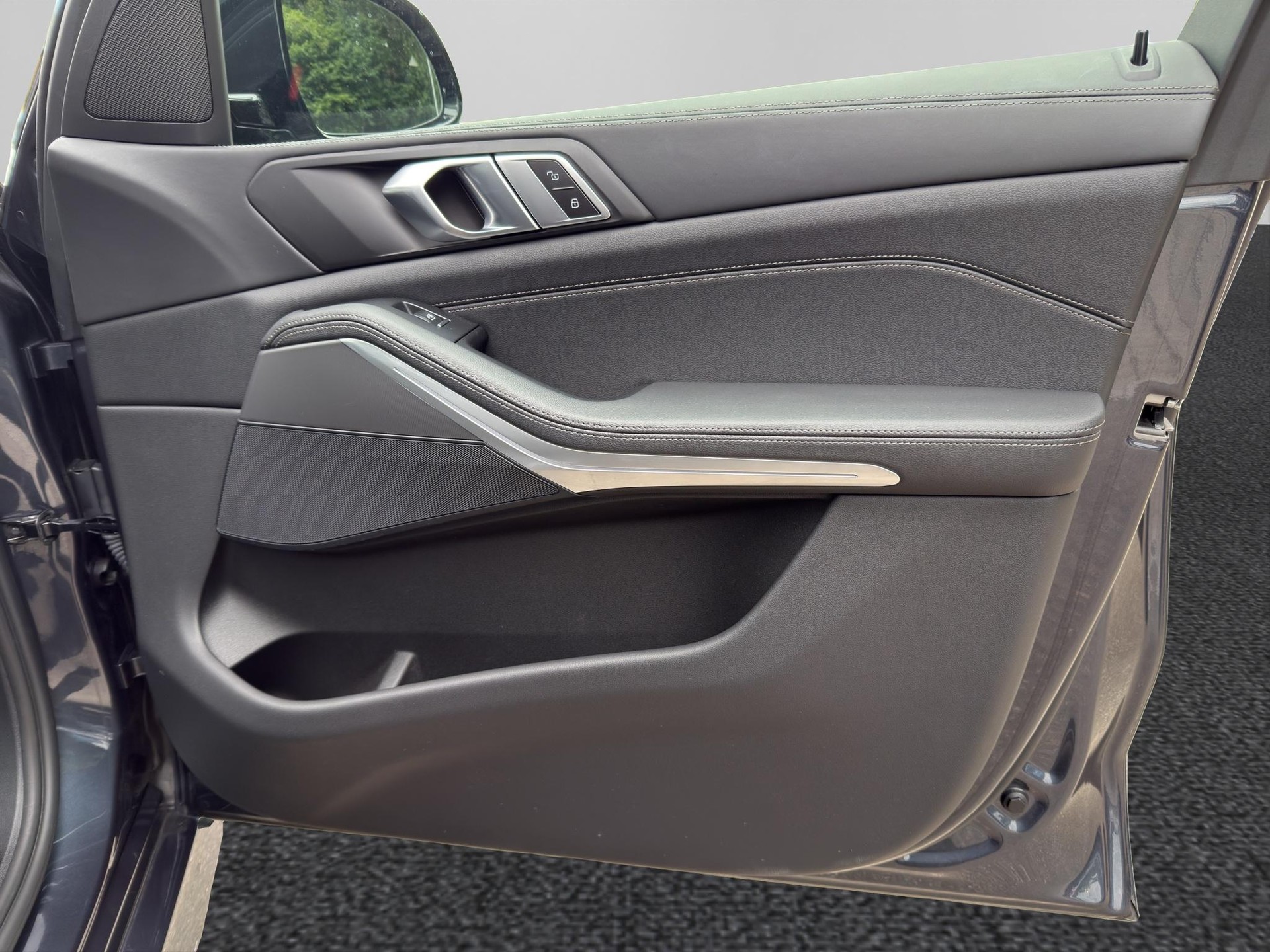 BMW X5 M50i xDrive-image-15