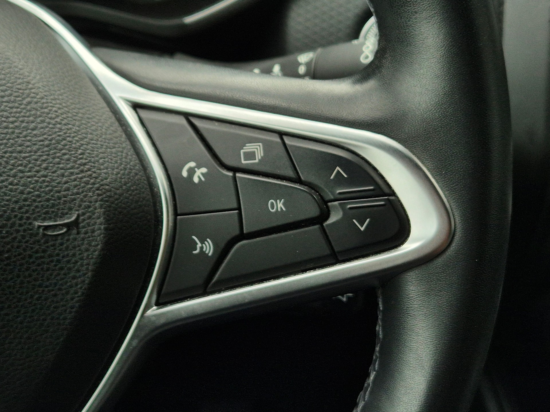 RENAULT Clio 1.6 E-Tech Intens-image-17