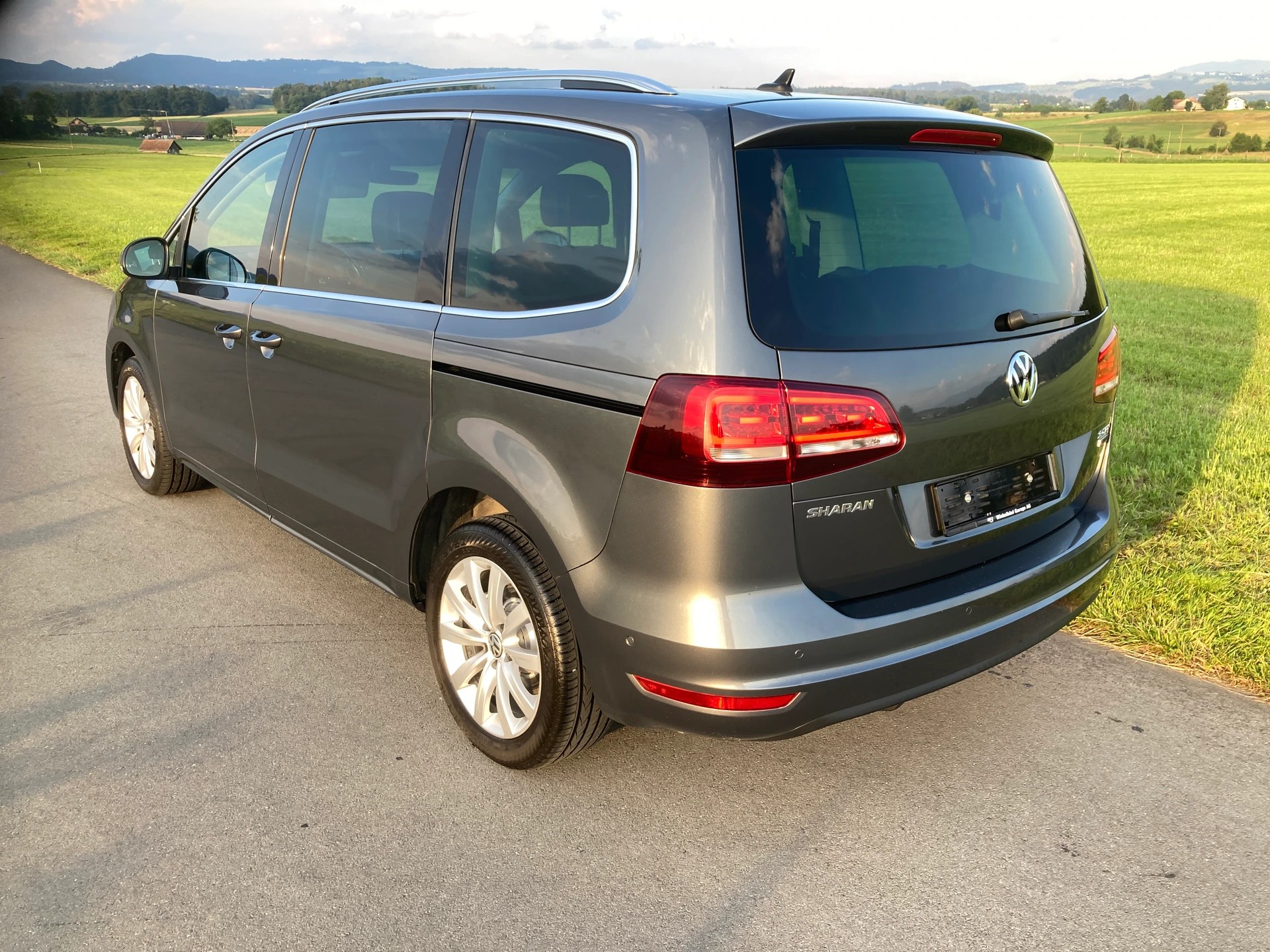 VW Sharan 2.0 TDI BMT Highline 4Motion DSG 7 Sitzer-image-3