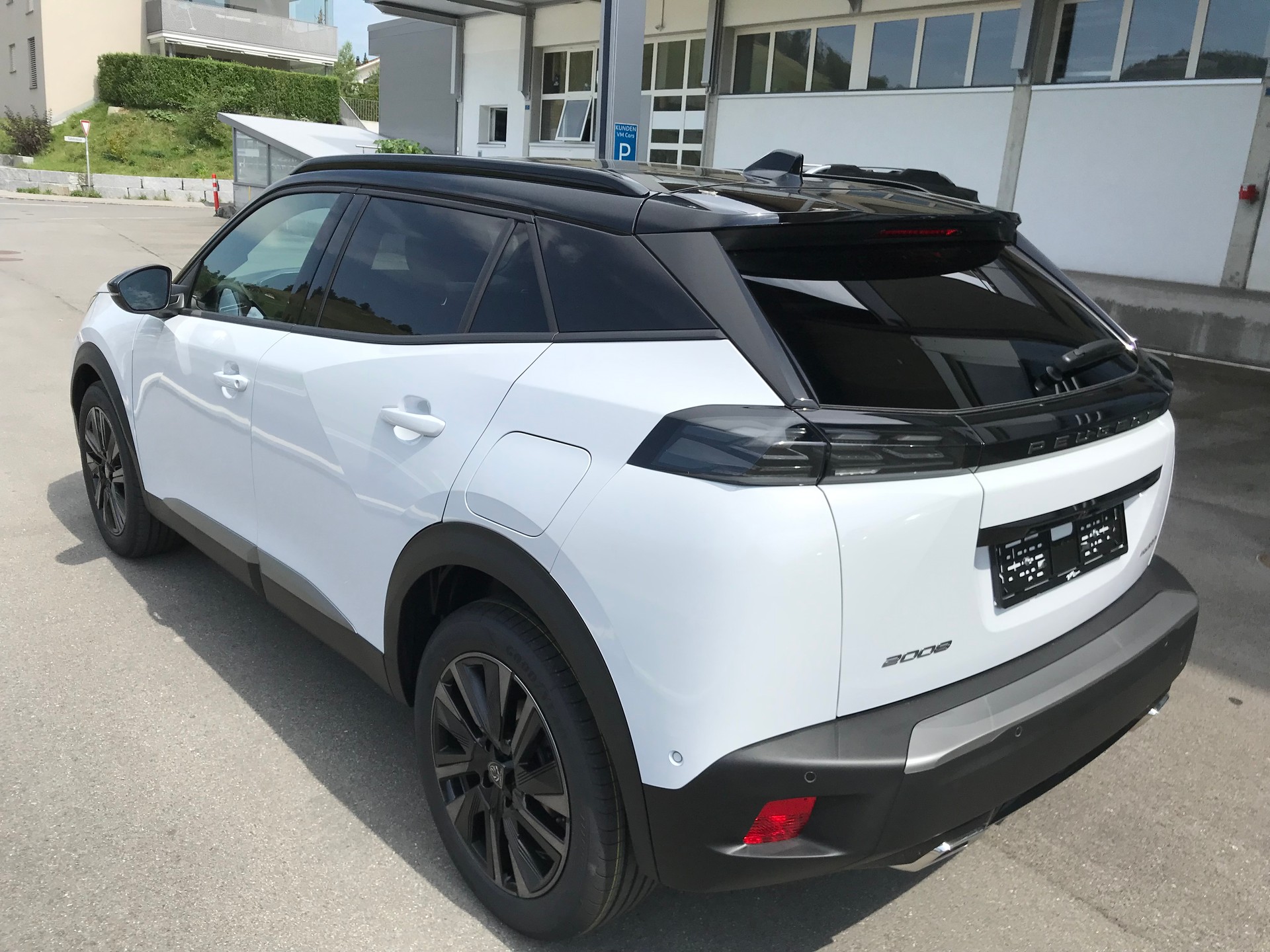 PEUGEOT 2008 1.2 145 MHEV GT Exclusive-image-3