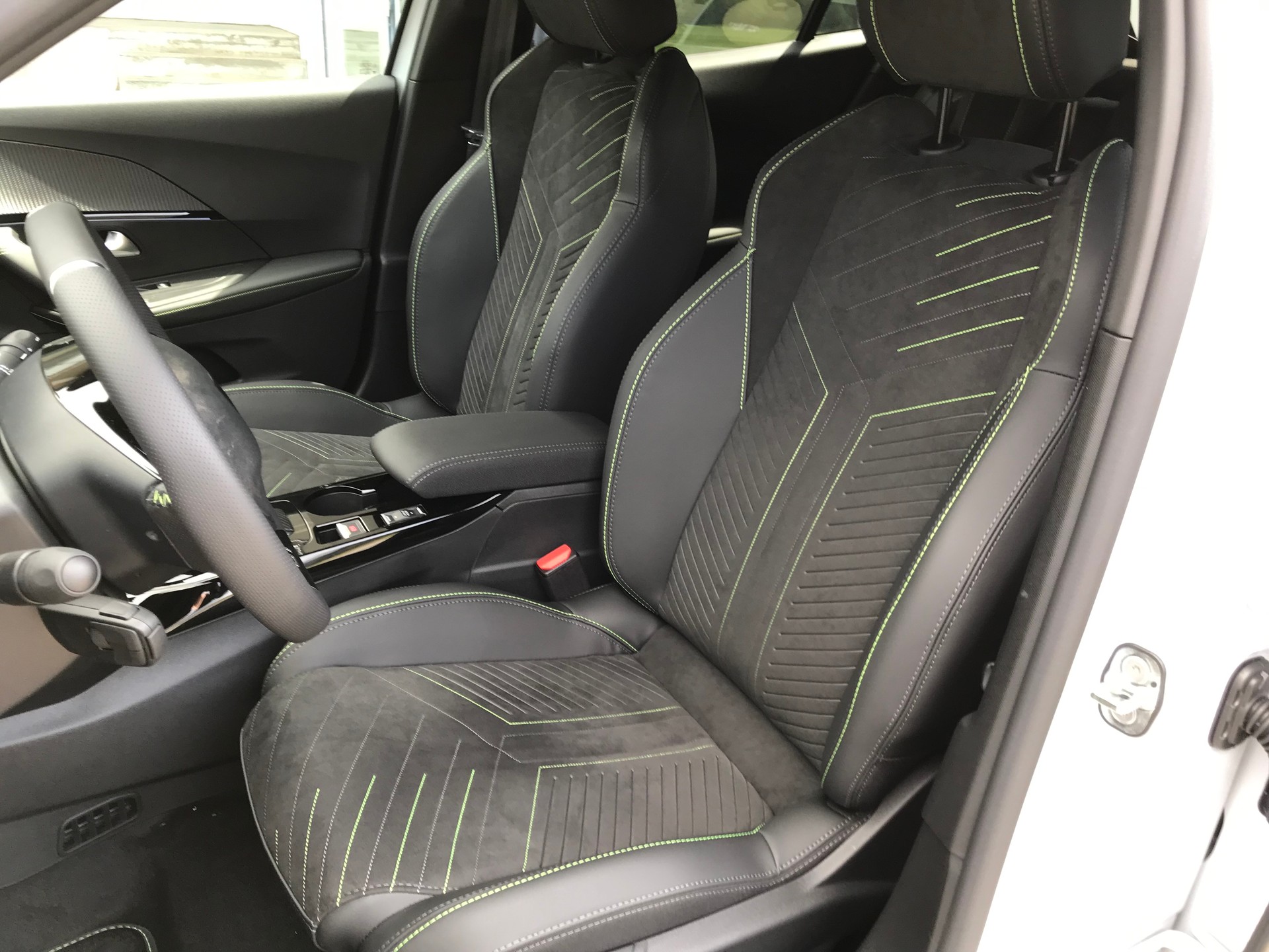 PEUGEOT 2008 1.2 145 MHEV GT Exclusive-image-4