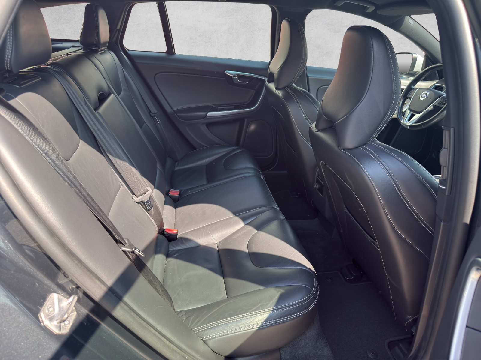 VOLVO V60 D5 Momentum Geartronic-image-19