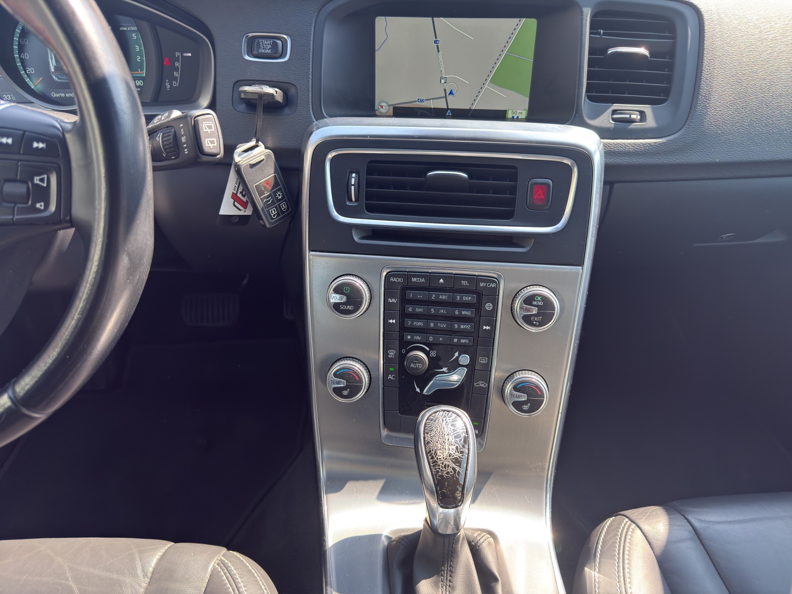 VOLVO V60 D5 Momentum Geartronic-image-10