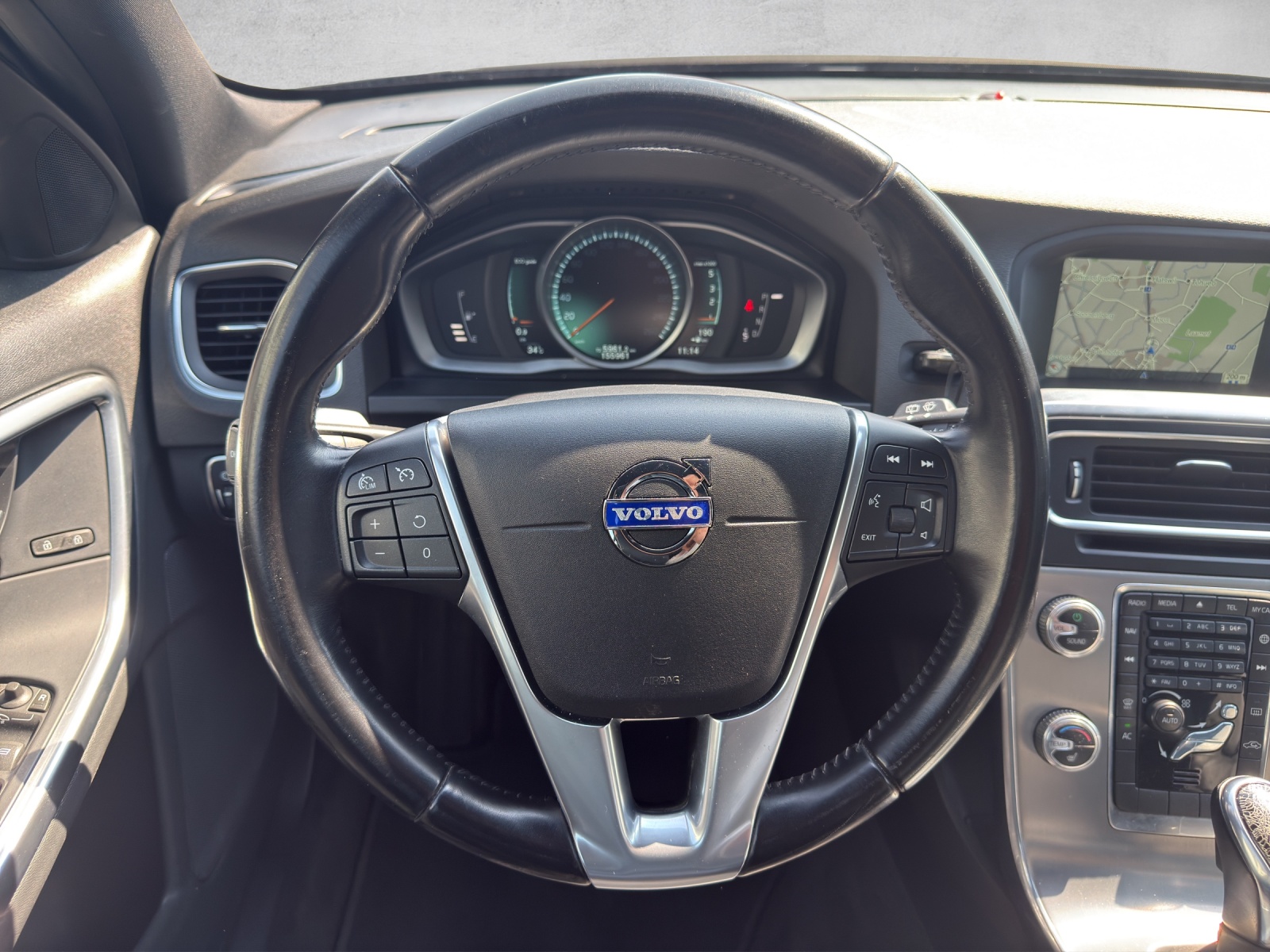 VOLVO V60 D5 Momentum Geartronic-image-12