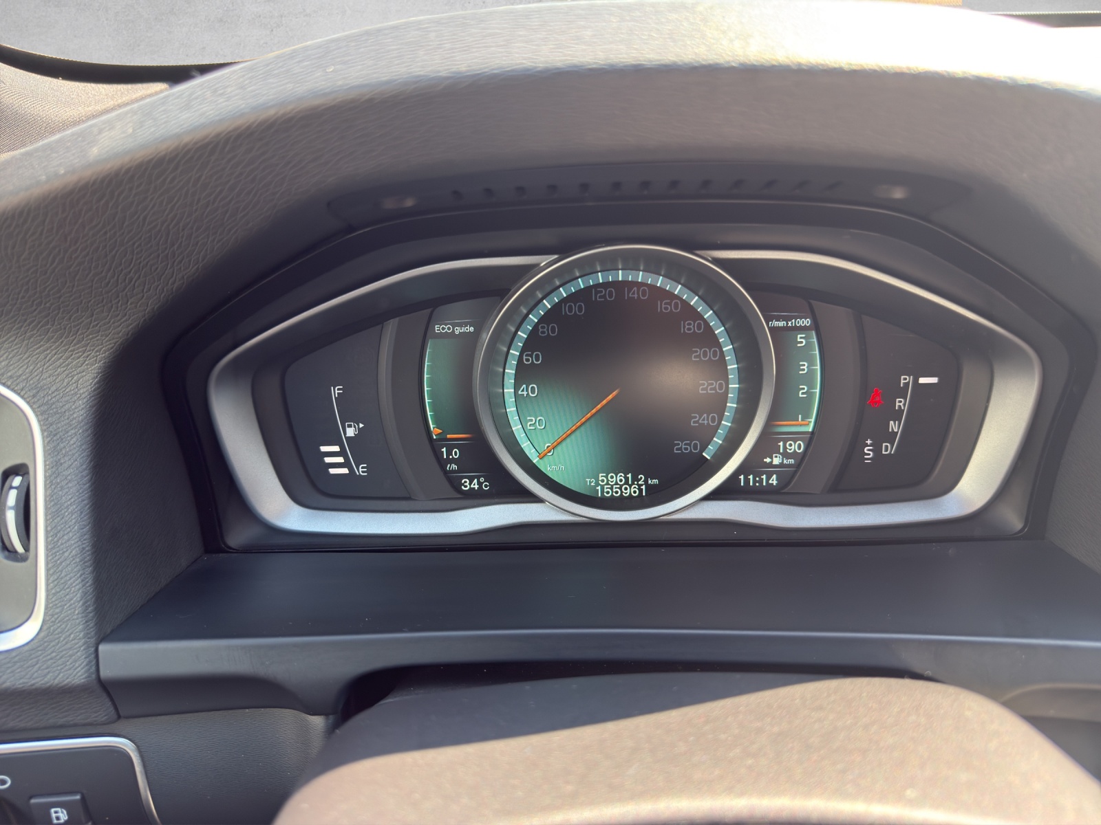 VOLVO V60 D5 Momentum Geartronic-image-11